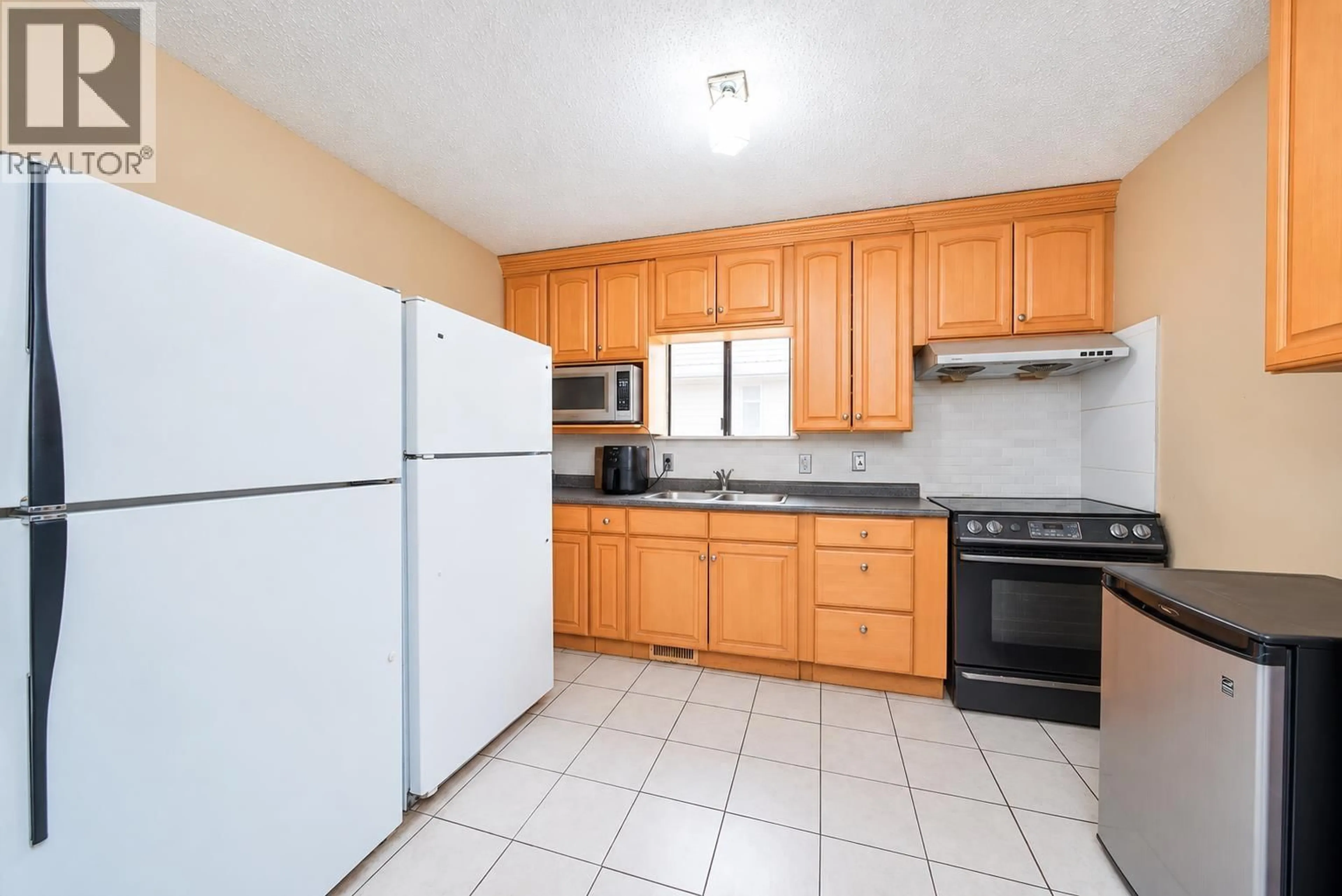 Standard kitchen, ceramic/tile floor for 4940 KILLARNEY STREET, Vancouver British Columbia V5R3V7