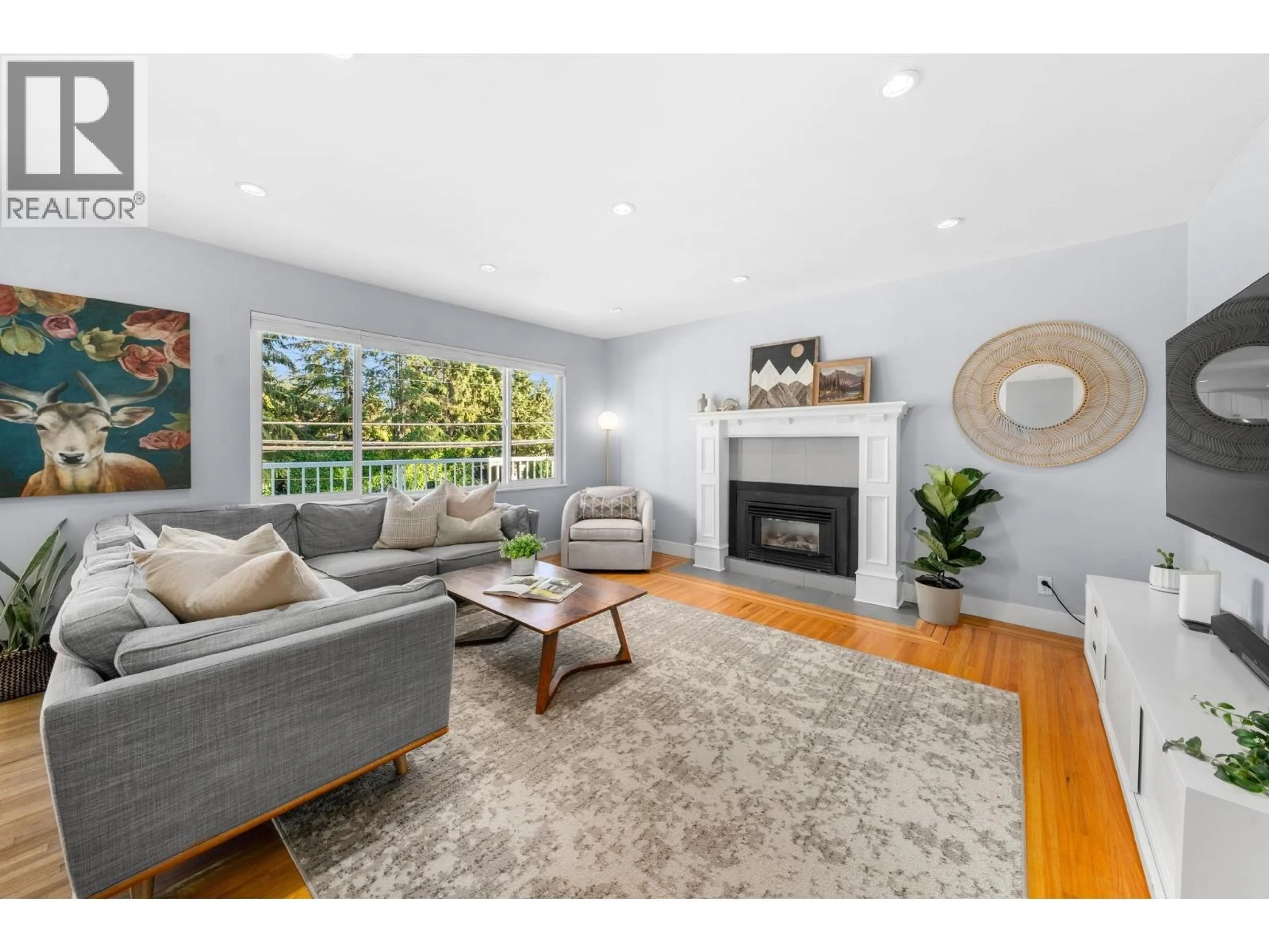 Living room with furniture, wood/laminate floor for 1147 DEEP COVE ROAD, North Vancouver British Columbia V7G1S4