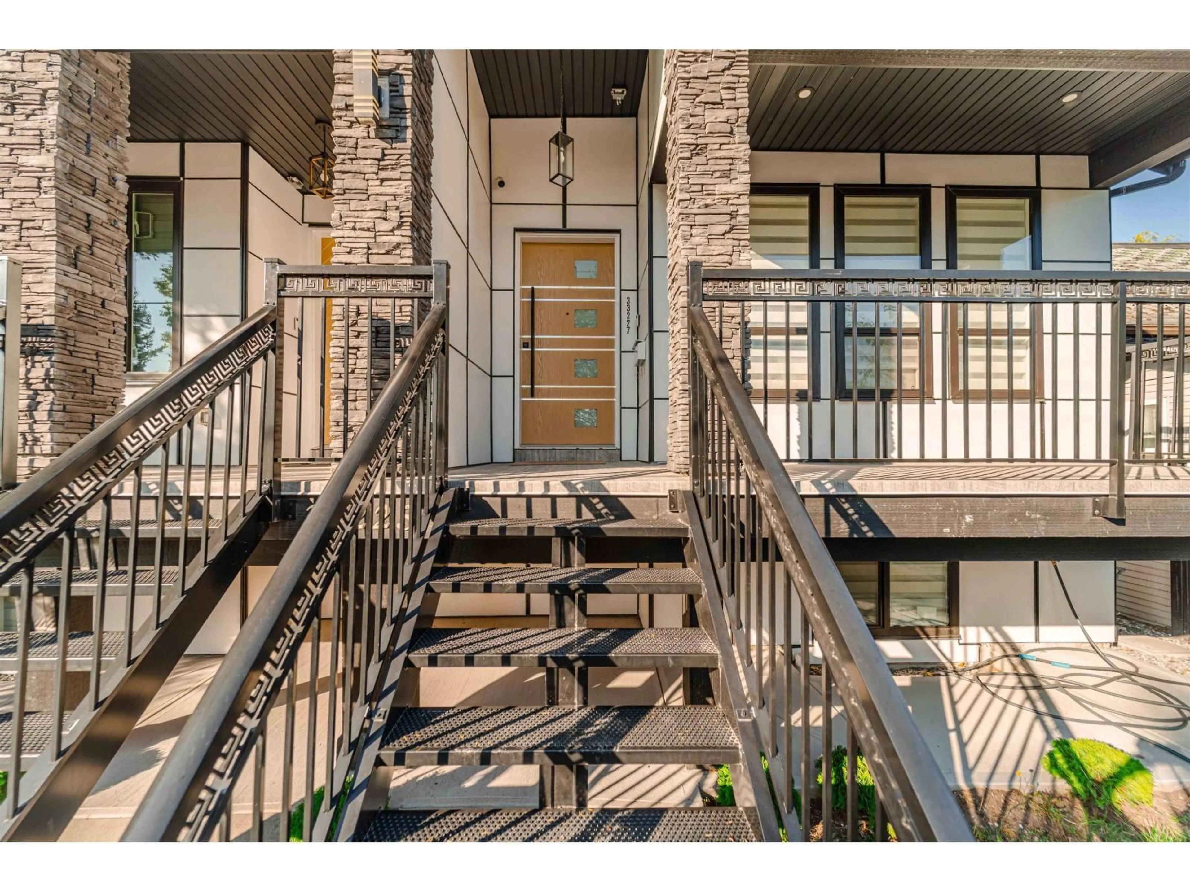 Indoor entryway for 33227 5 AVENUE, Mission British Columbia V2V1V9
