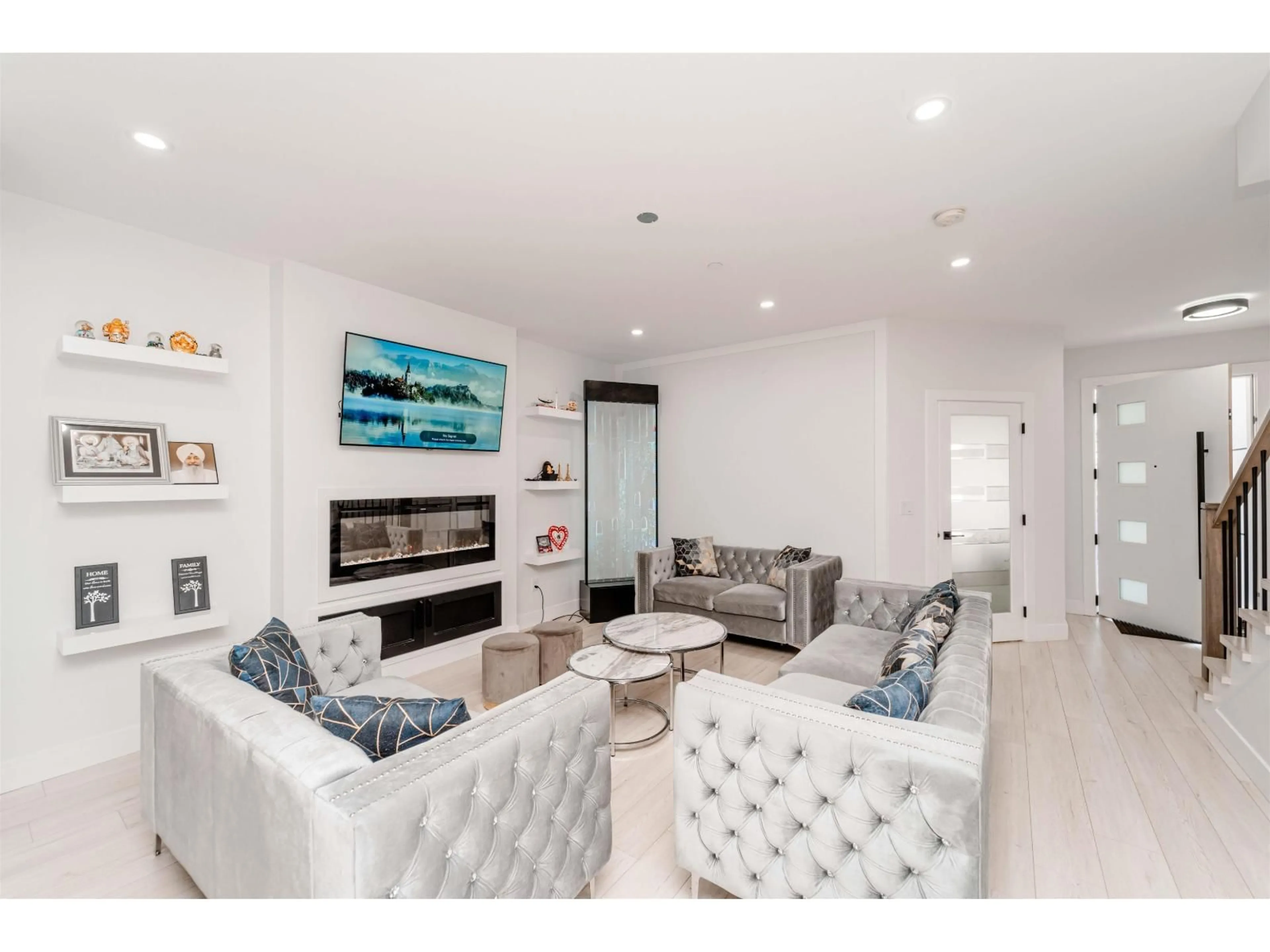 Living room with furniture, unknown for 33227 5 AVENUE, Mission British Columbia V2V1V9