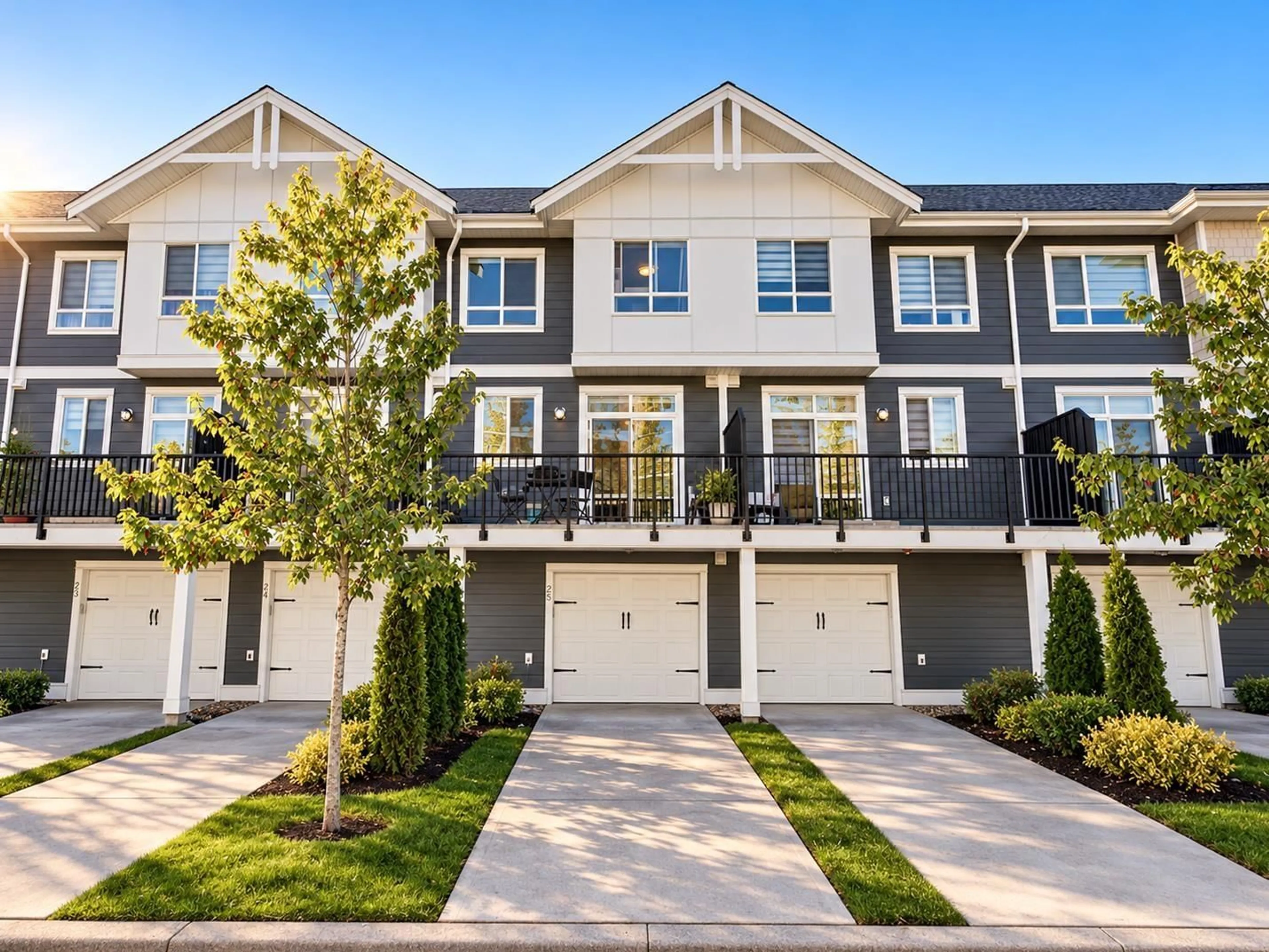 Home with vinyl exterior material, street for 23 - 19753 55A AVENUE, Langley British Columbia V3A0J9