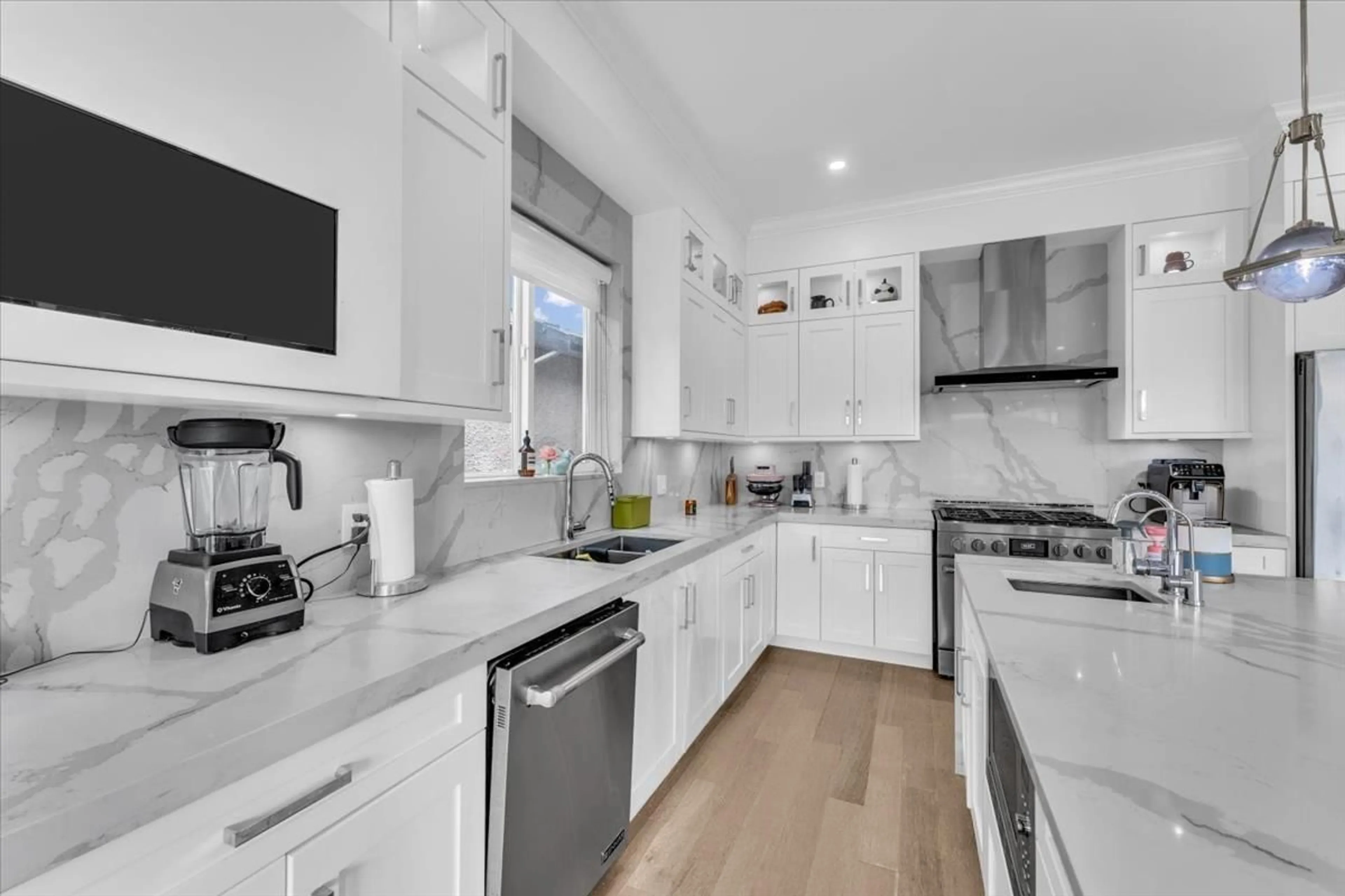 Contemporary kitchen, ceramic/tile floor for 16520 20A AVENUE, Surrey British Columbia V3Z0X6