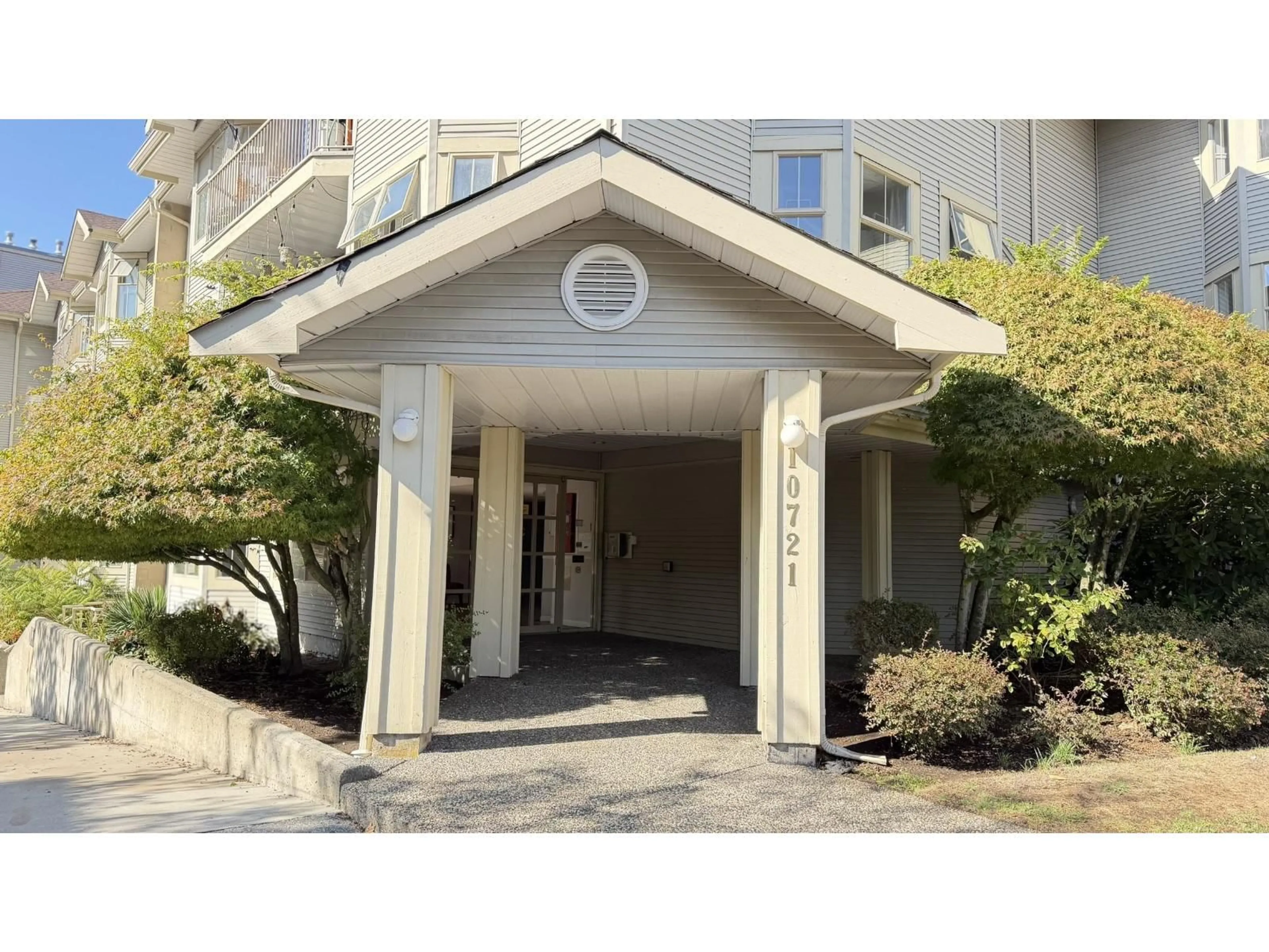 Indoor foyer for 110 - 10721 139 STREET, Surrey British Columbia V3T4L8
