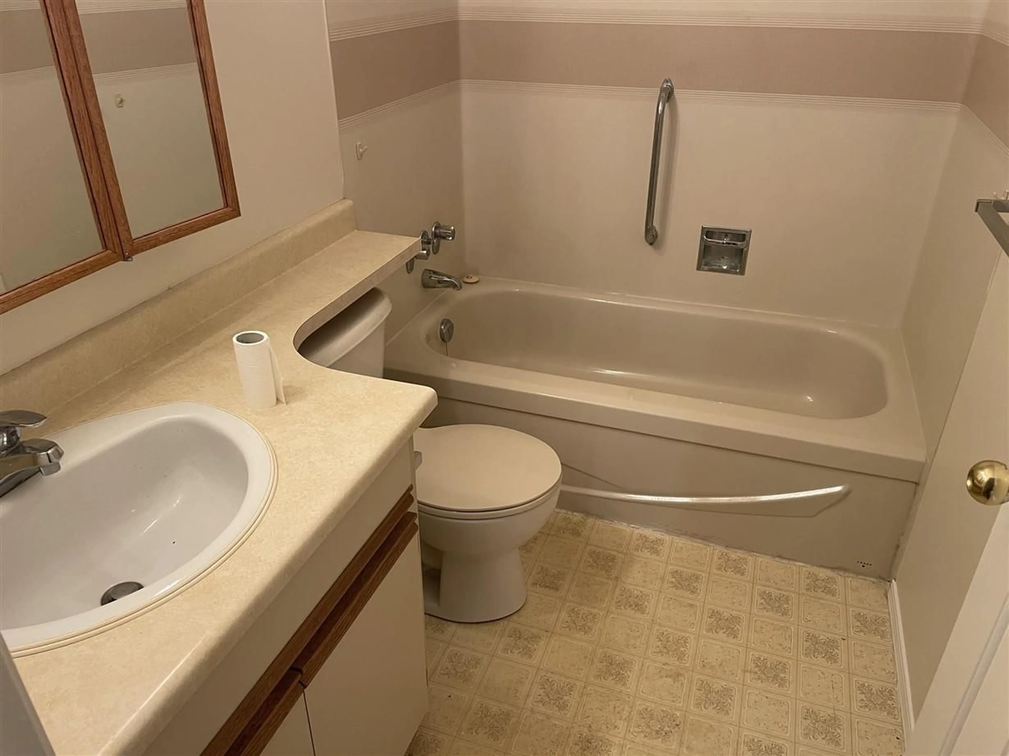 Standard bathroom, unknown for 306 - 31930 OLD YALE ROAD, Abbotsford British Columbia V2T2C7