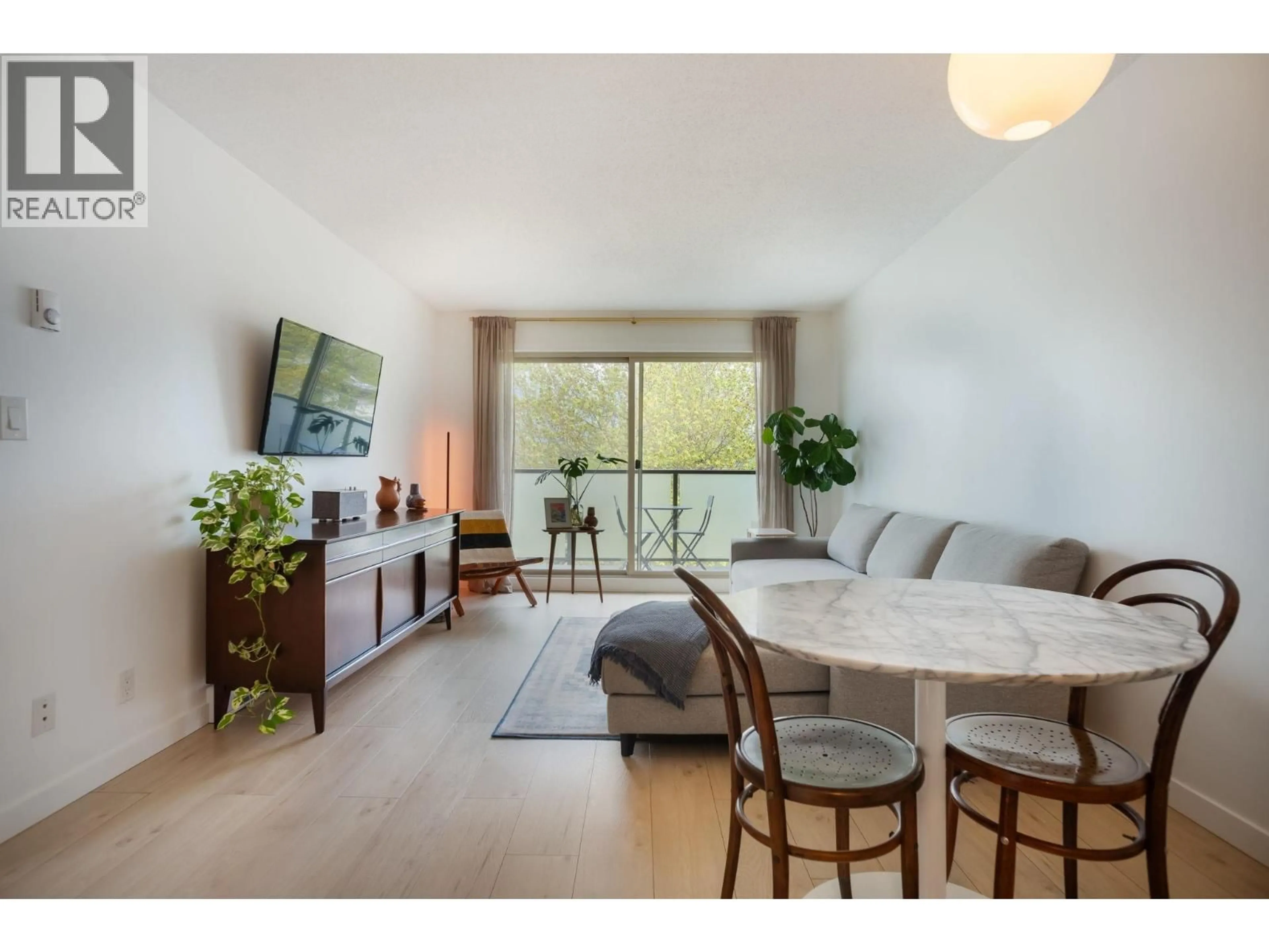 Living room with furniture, wood/laminate floor for 405 - 1864 FRANCES STREET, Vancouver British Columbia V5L1Z7
