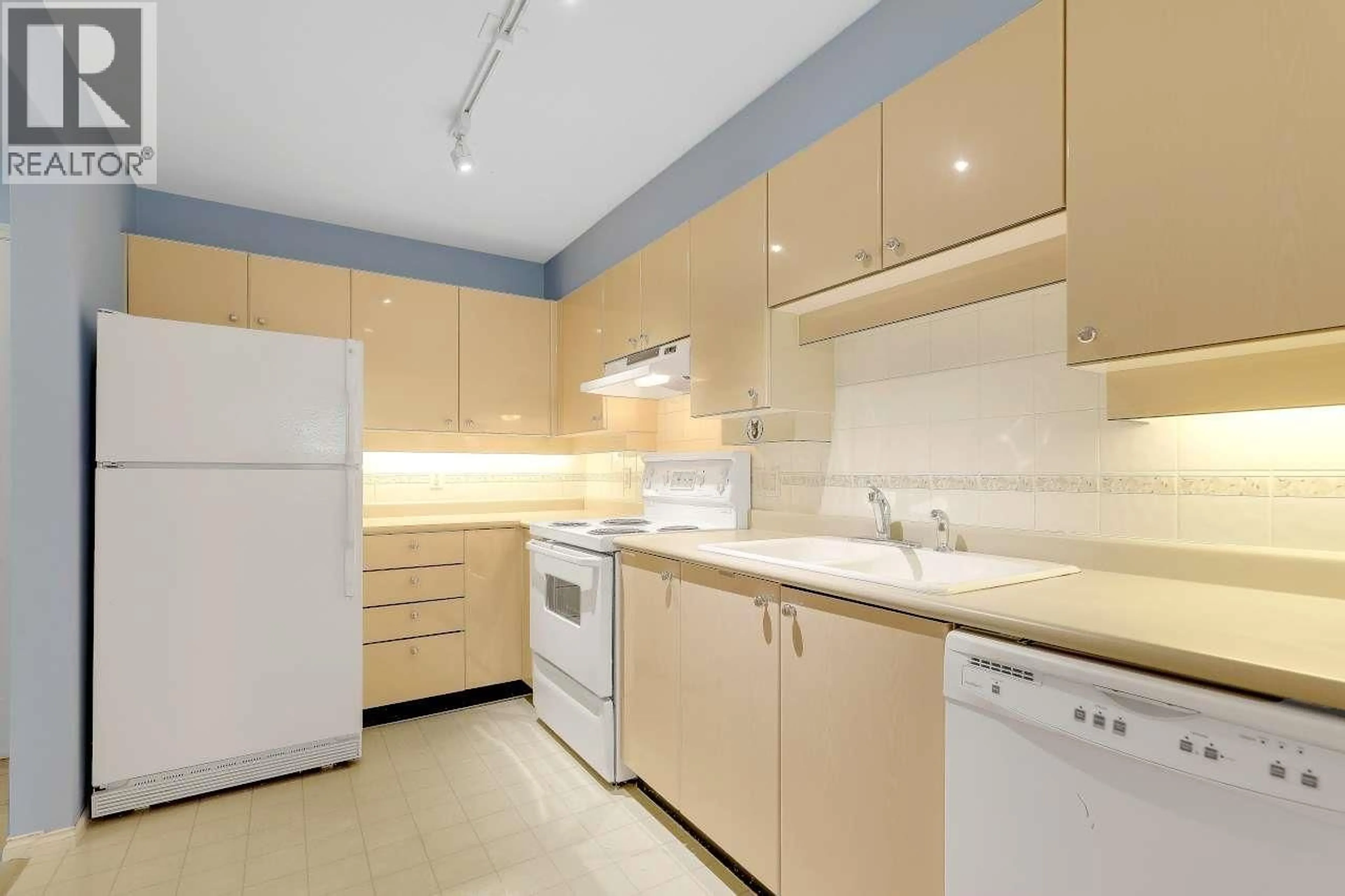 Standard kitchen, unknown for 316 - 5888 DOVER CRESCENT, Richmond British Columbia V7C5R9