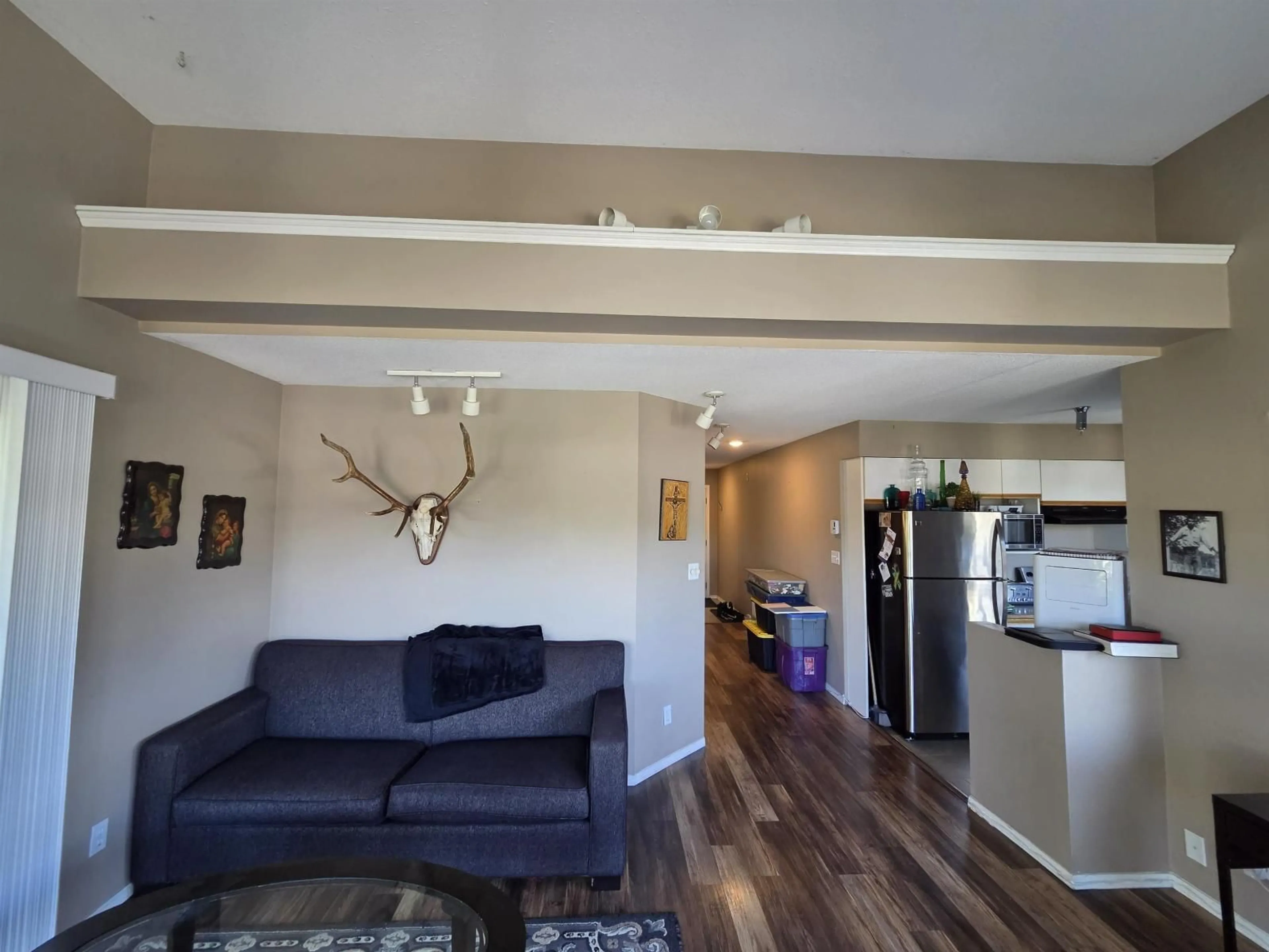 Living room with furniture, wood/laminate floor for 301 - 20140 56 AVENUE, Langley British Columbia V3A3Y4
