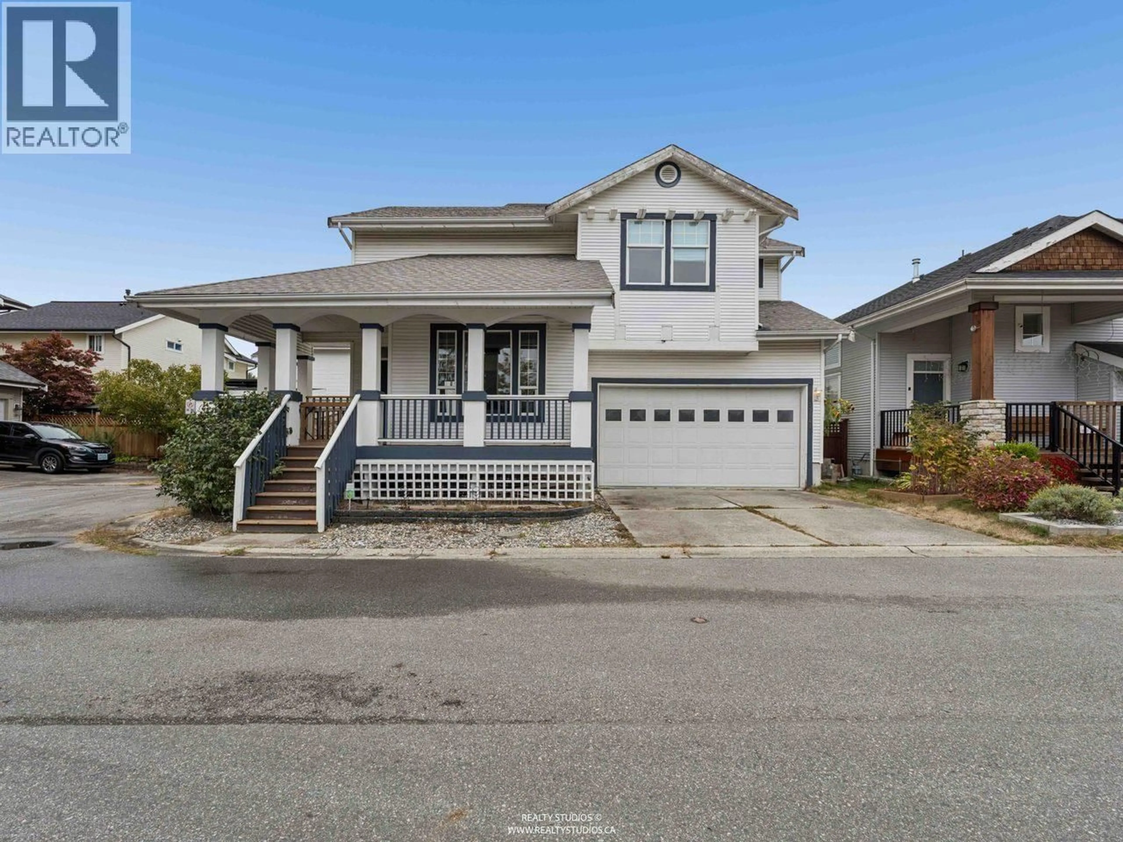 Home with vinyl exterior material, street for 19841 SUNNYSIDE PLACE, Pitt Meadows British Columbia V3Y2S7