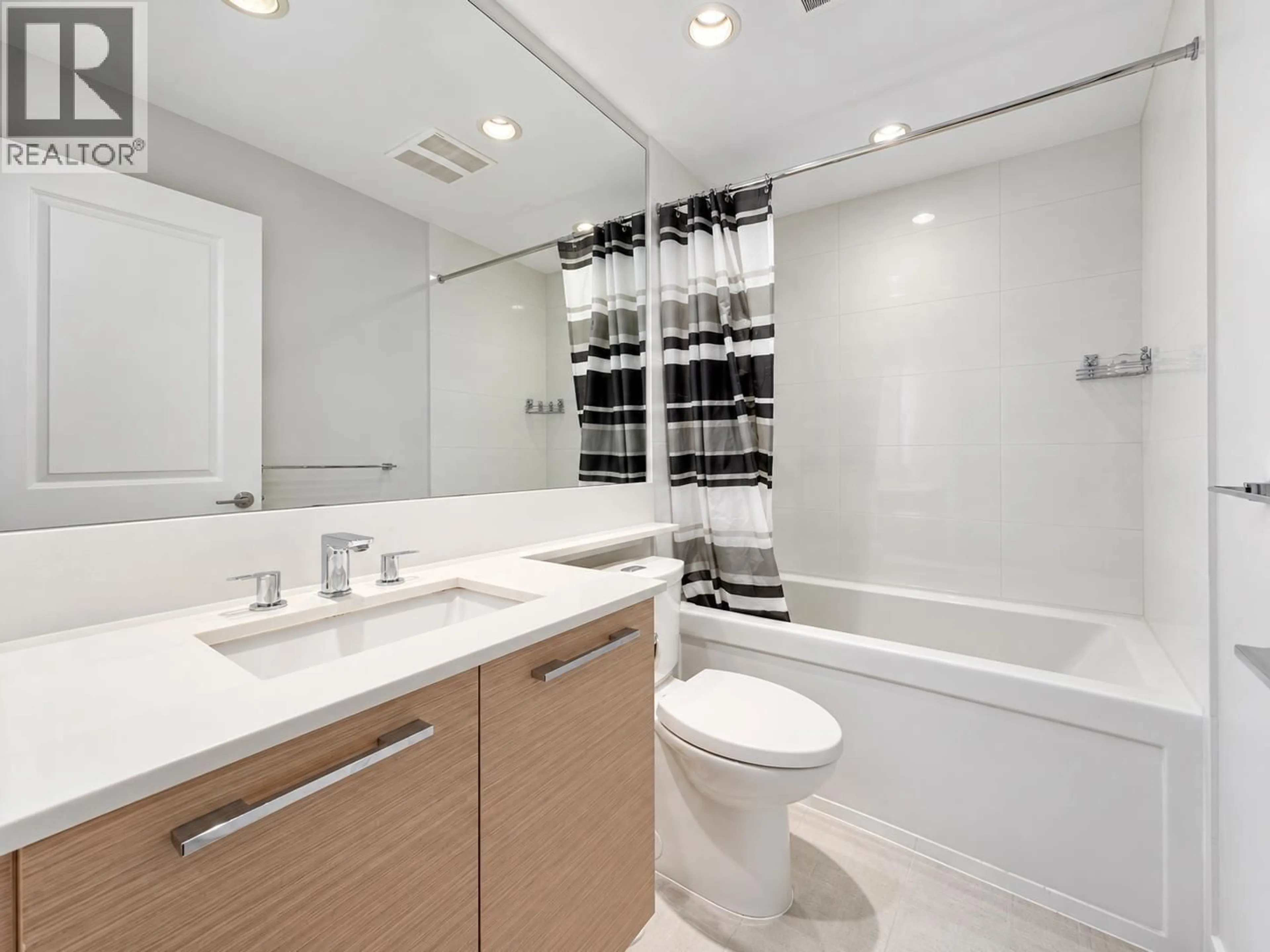 Standard bathroom, ceramic/tile floor for 1003 - 6700 DUNBLANE AVENUE, Burnaby British Columbia V5H0J3