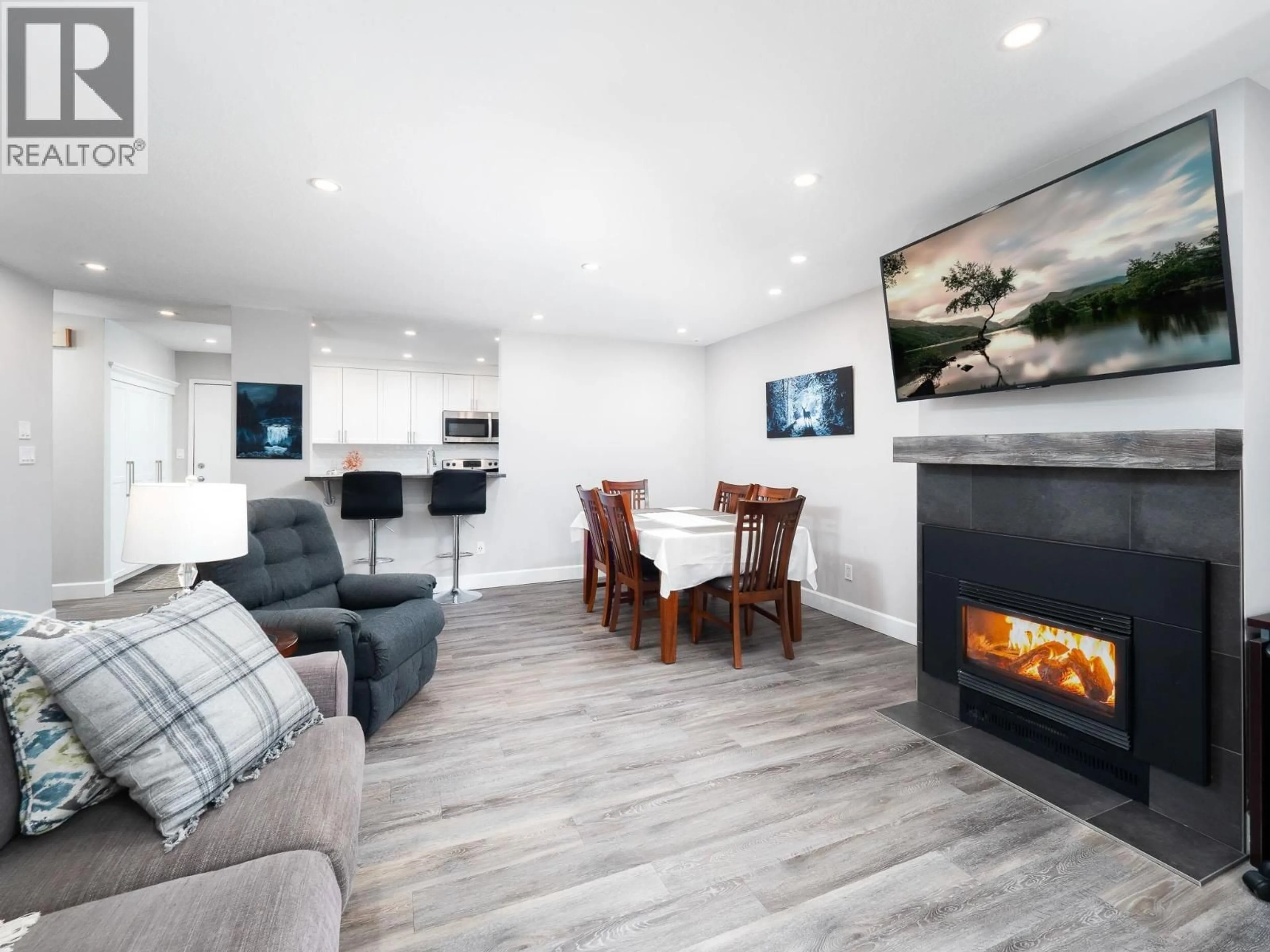 Living room with furniture, wood/laminate floor for 112 - 3033 OSPIKA BOULEVARD, Prince George British Columbia V2N4L5