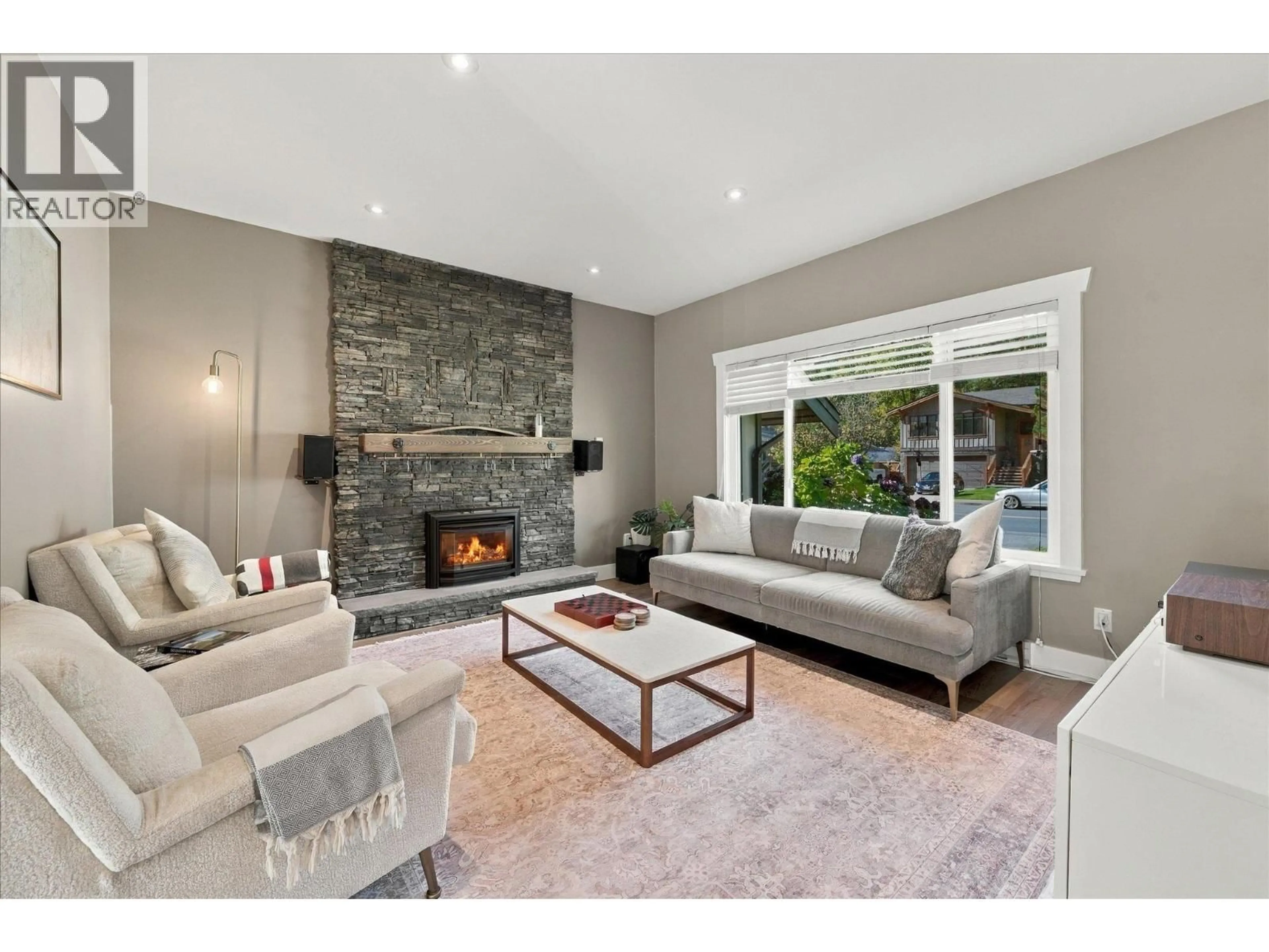 Living room with furniture, unknown for 38590 WESTWAY AVENUE, Squamish British Columbia V8B0W4