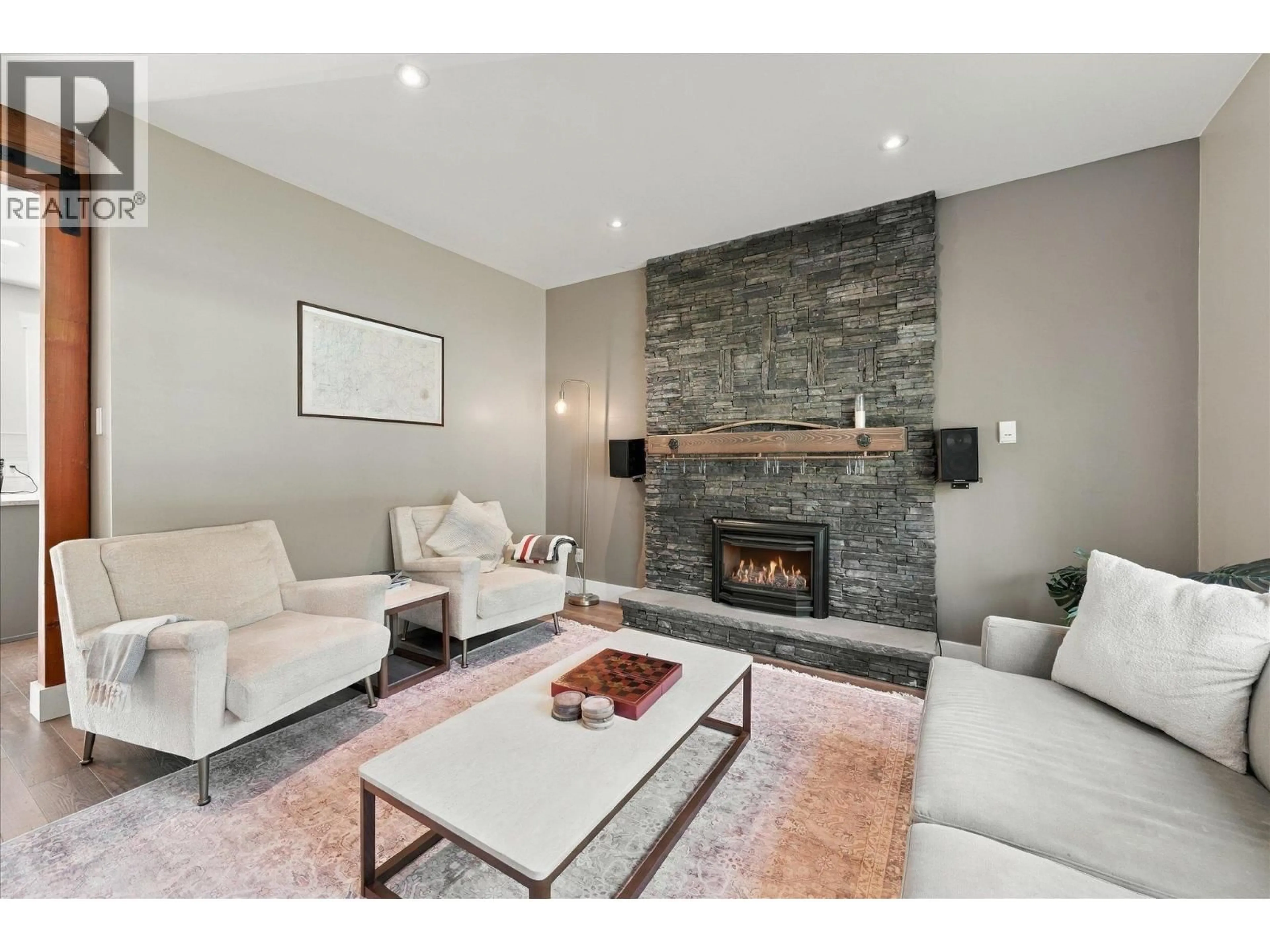 Living room with furniture, unknown for 38590 WESTWAY AVENUE, Squamish British Columbia V8B0W4