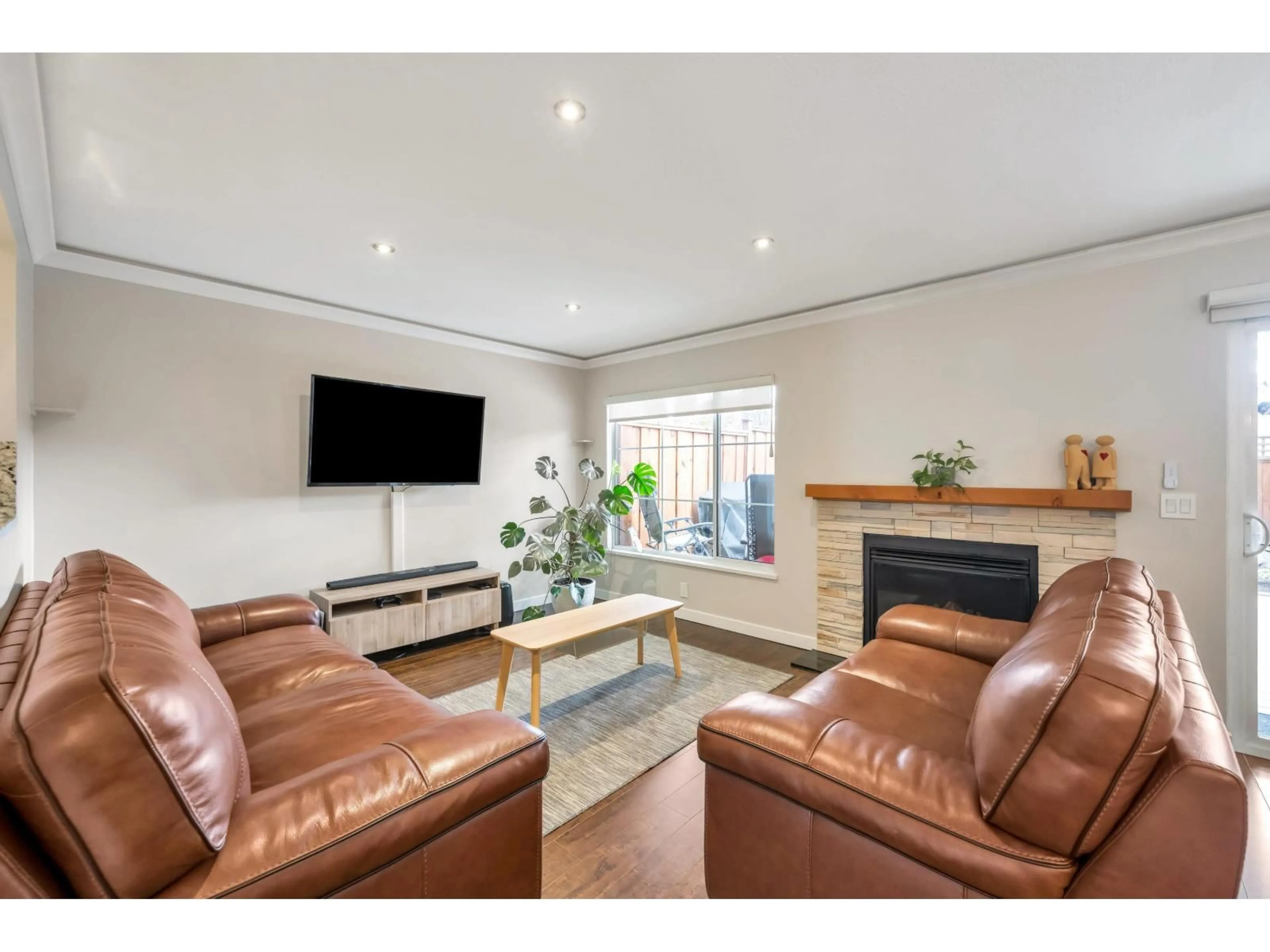 Living room with furniture, unknown for 50 - 16016 82 AVENUE, Surrey British Columbia V4N0N7