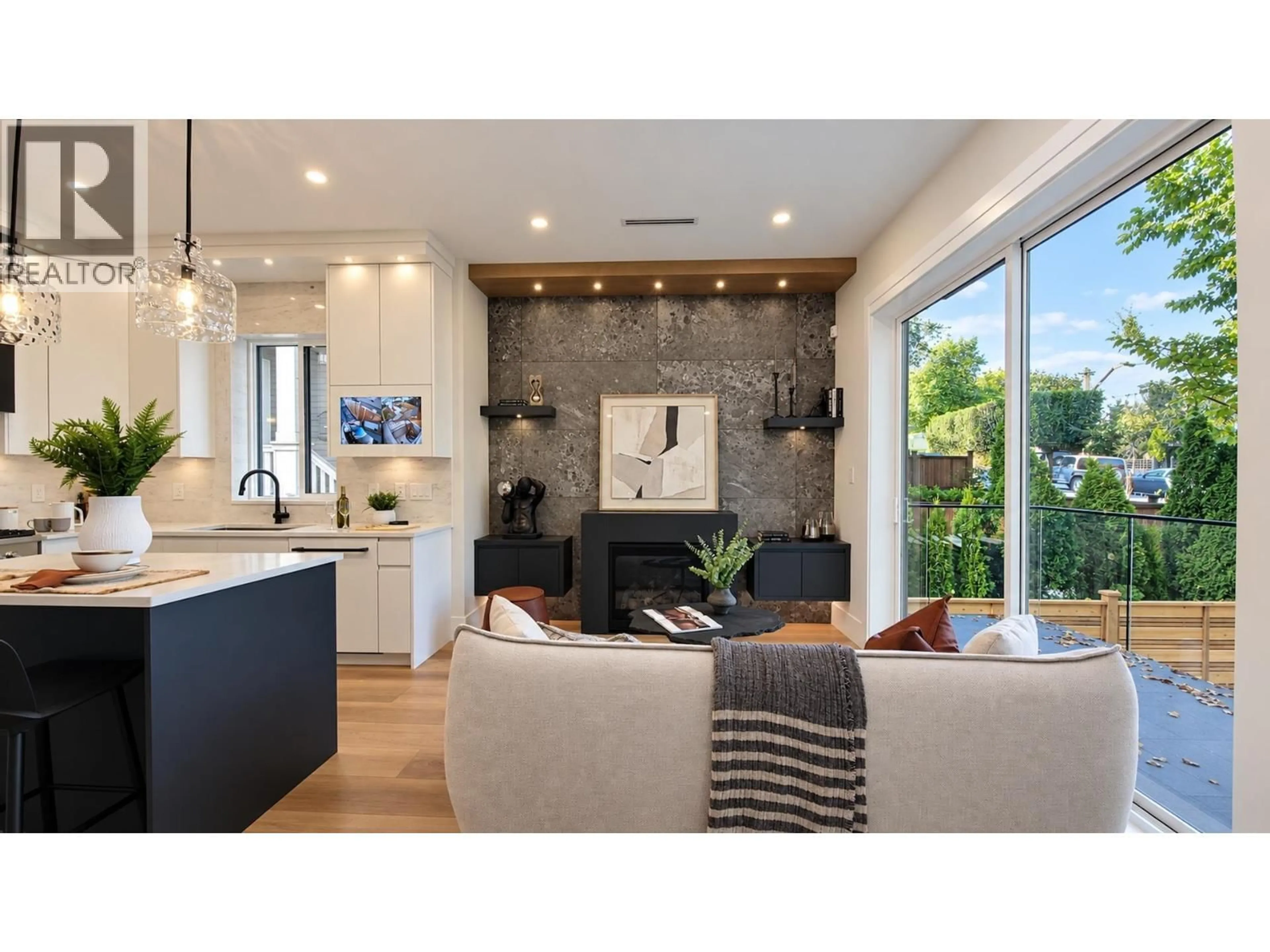 Open concept kitchen, ceramic/tile floor for 1 - 746 12TH AVENUE, Vancouver British Columbia V5T2H9