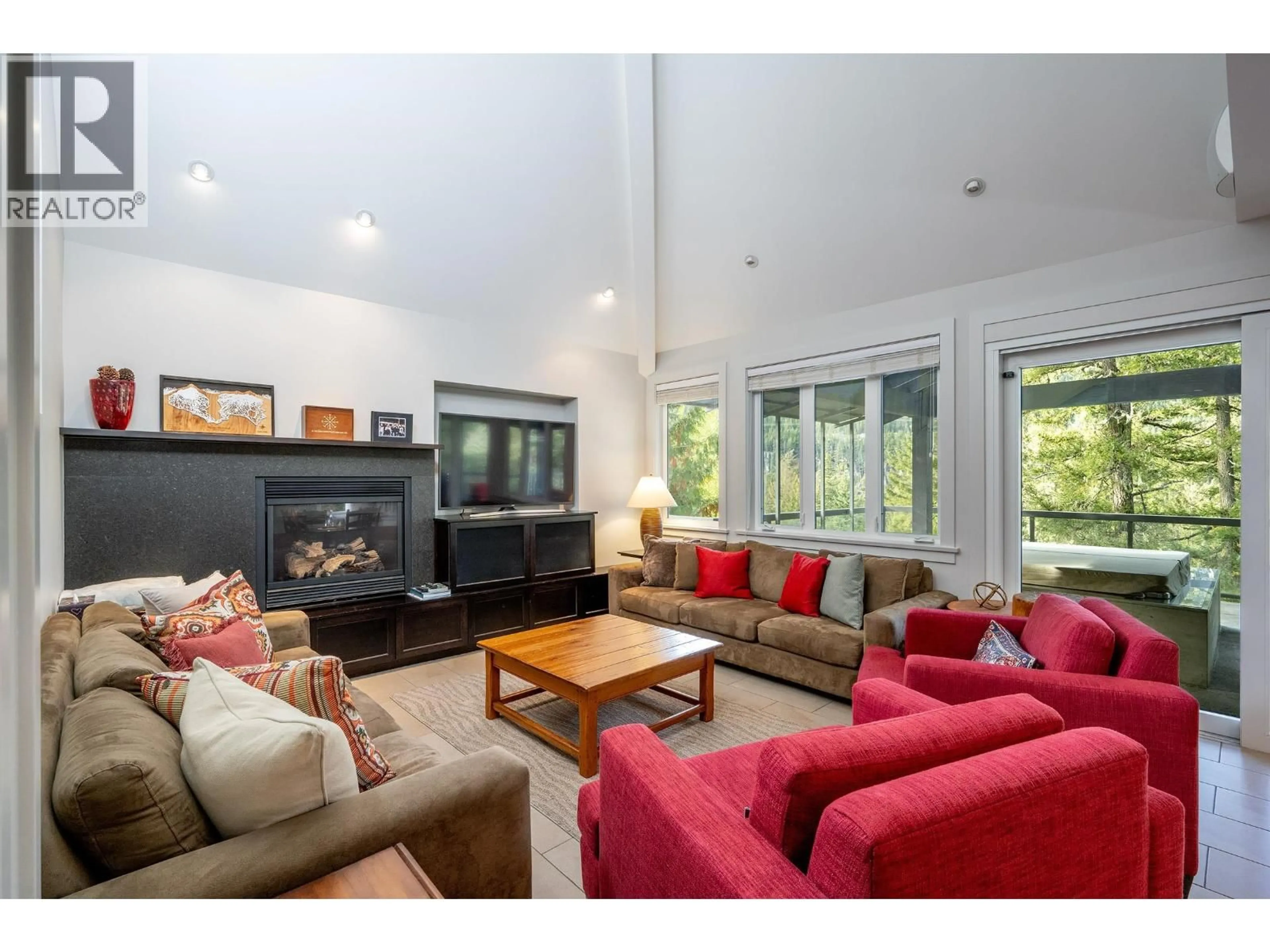 Living room with furniture, unknown for 2817 CLIFFTOP LANE, Whistler British Columbia V8E0A8