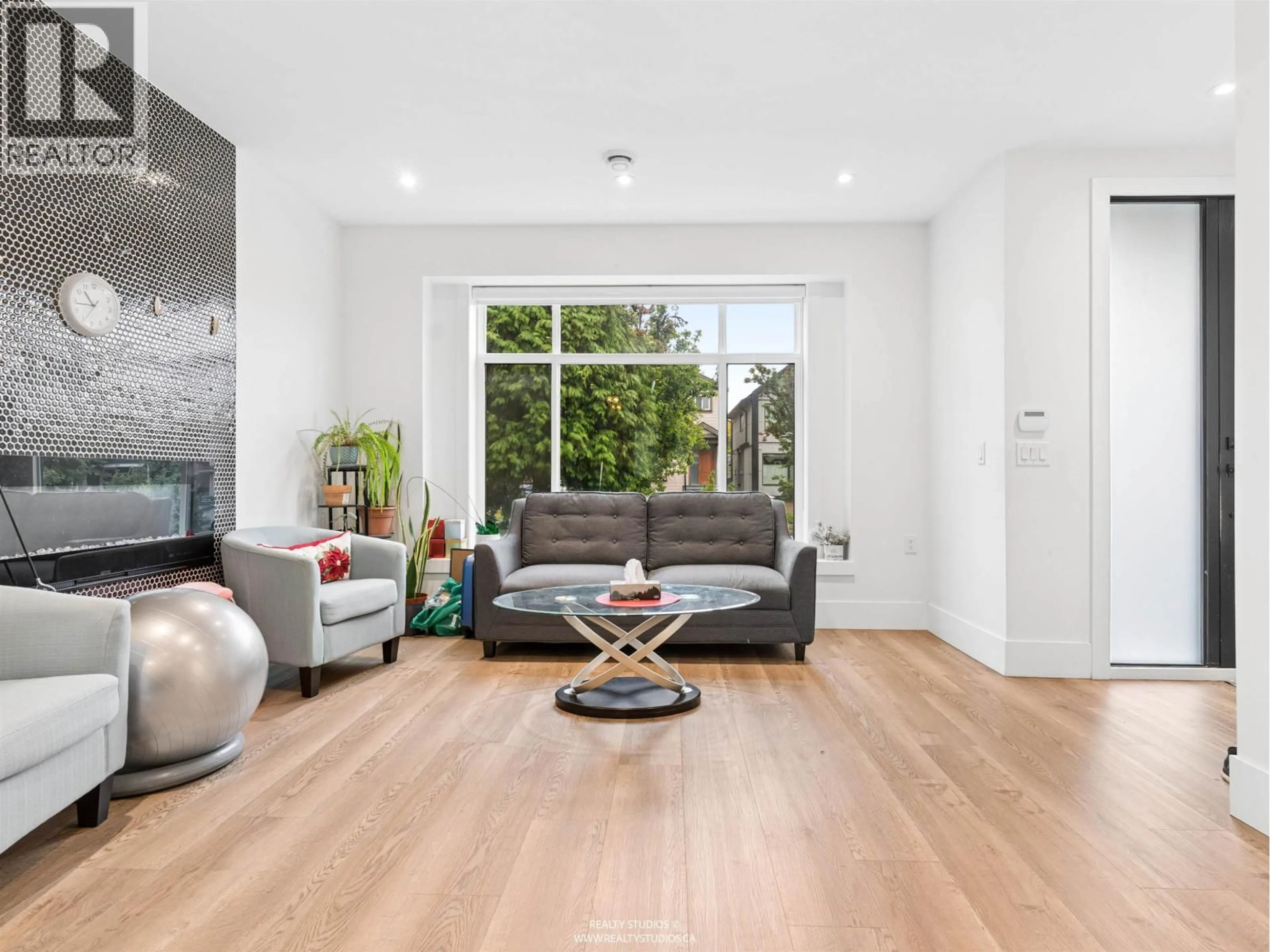 Living room with furniture, wood/laminate floor for 797 18TH AVENUE, Vancouver British Columbia V5V1G6