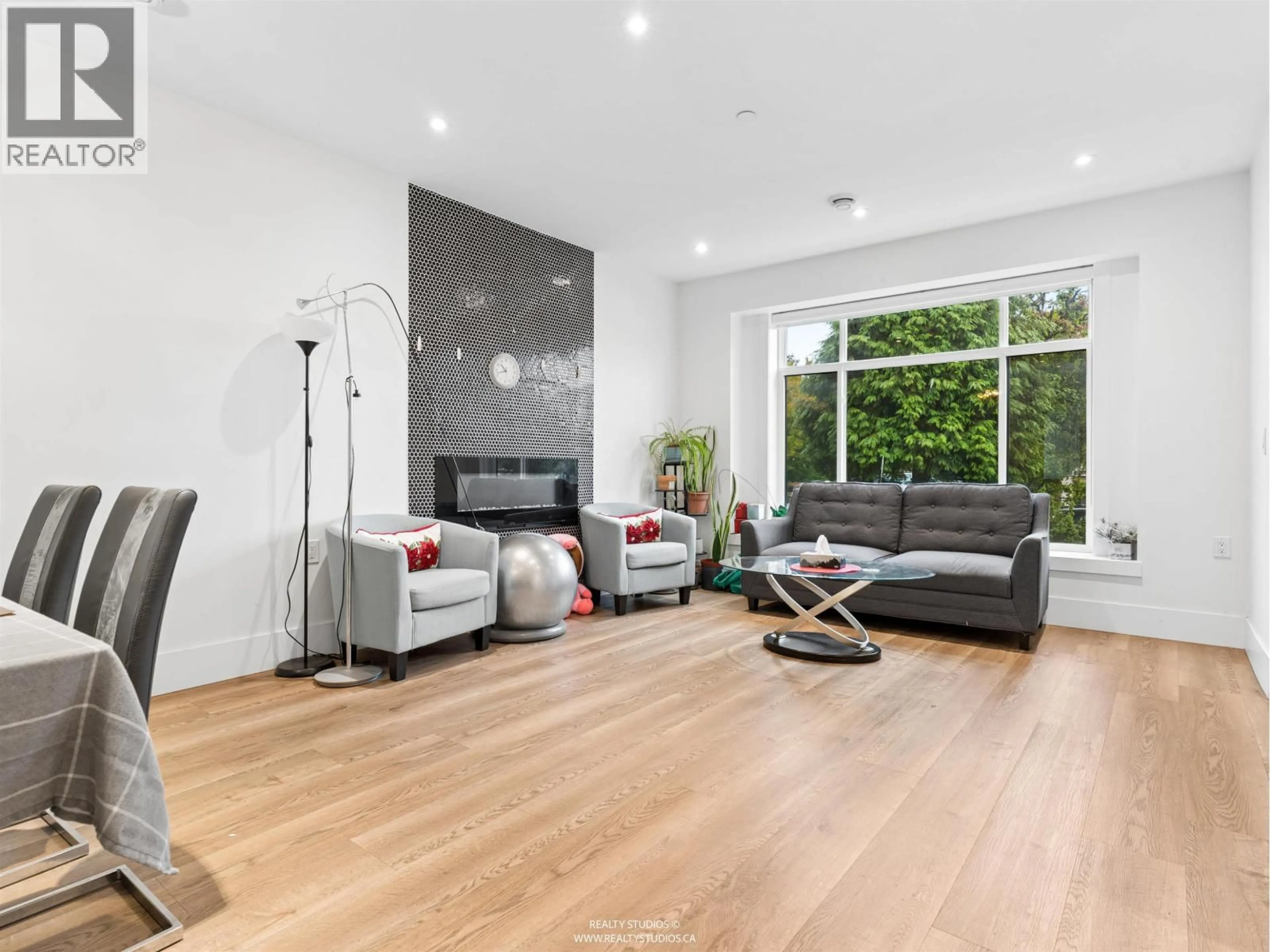 Living room with furniture, wood/laminate floor for 797 18TH AVENUE, Vancouver British Columbia V5V1G6