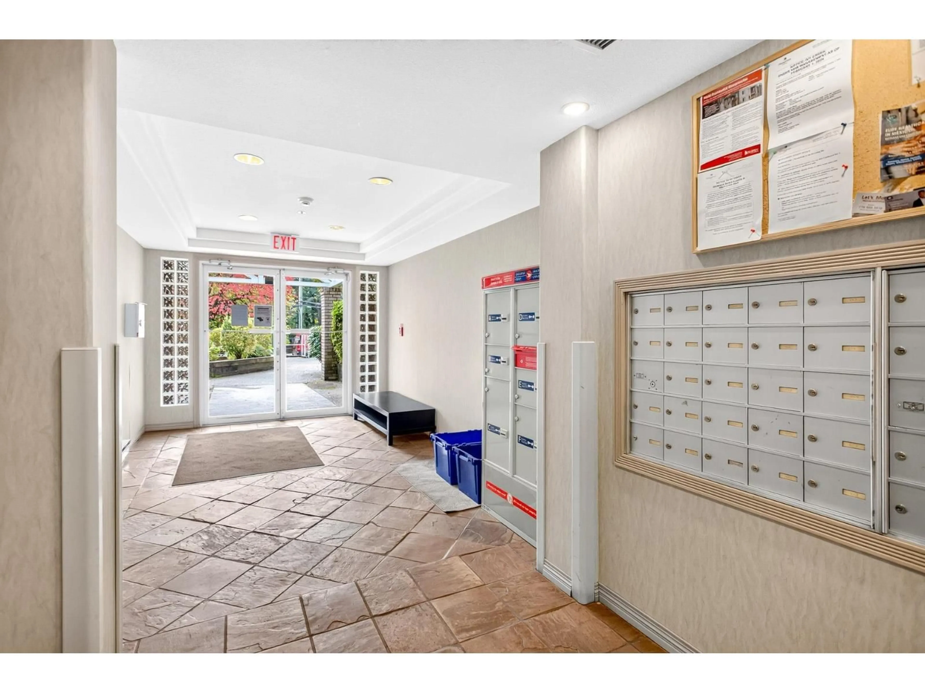 Indoor foyer for 307 - 13475 96TH AVENUE, Surrey British Columbia V3V1Y8