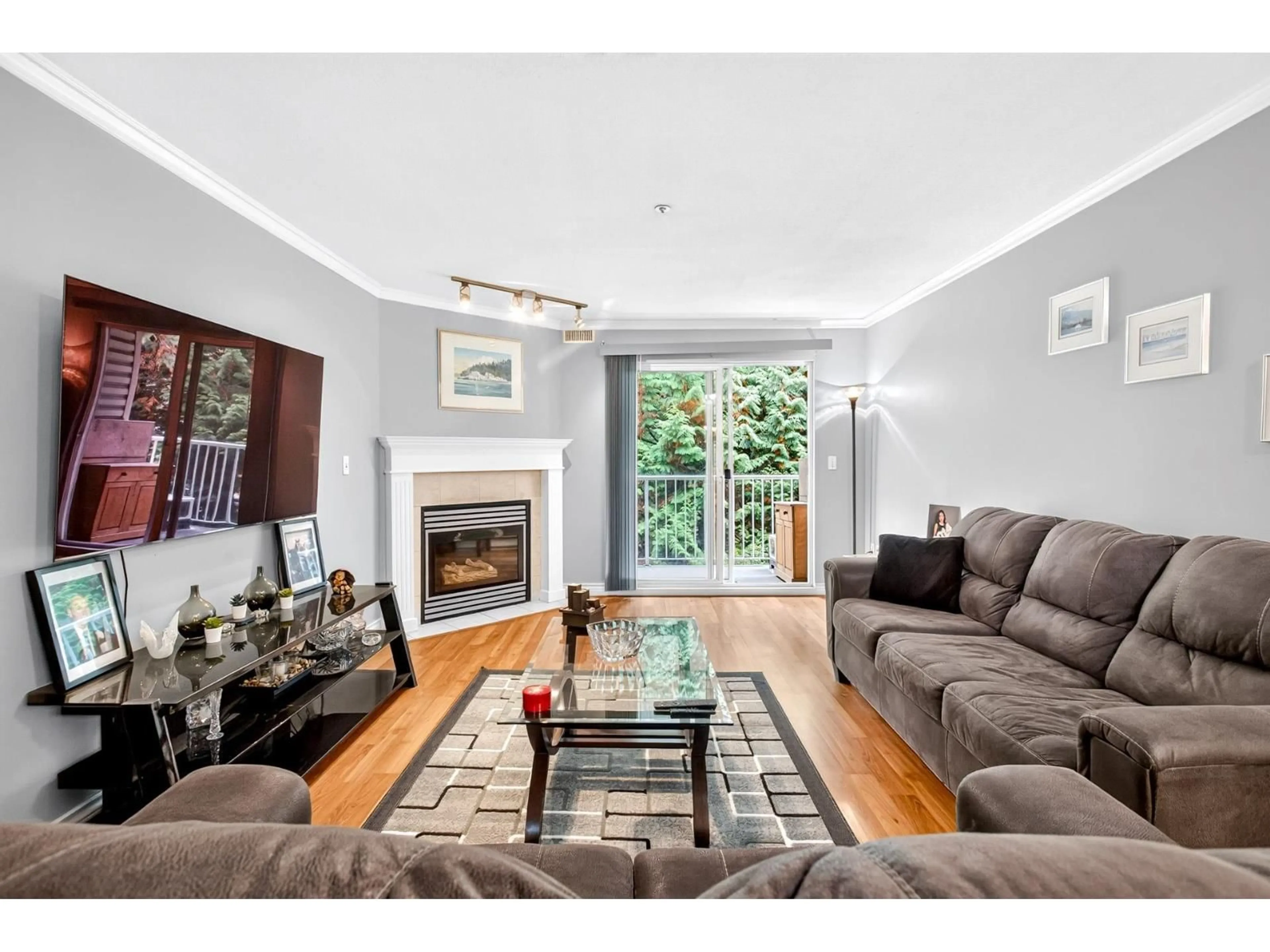 Living room with furniture, wood/laminate floor for 307 - 13475 96TH AVENUE, Surrey British Columbia V3V1Y8