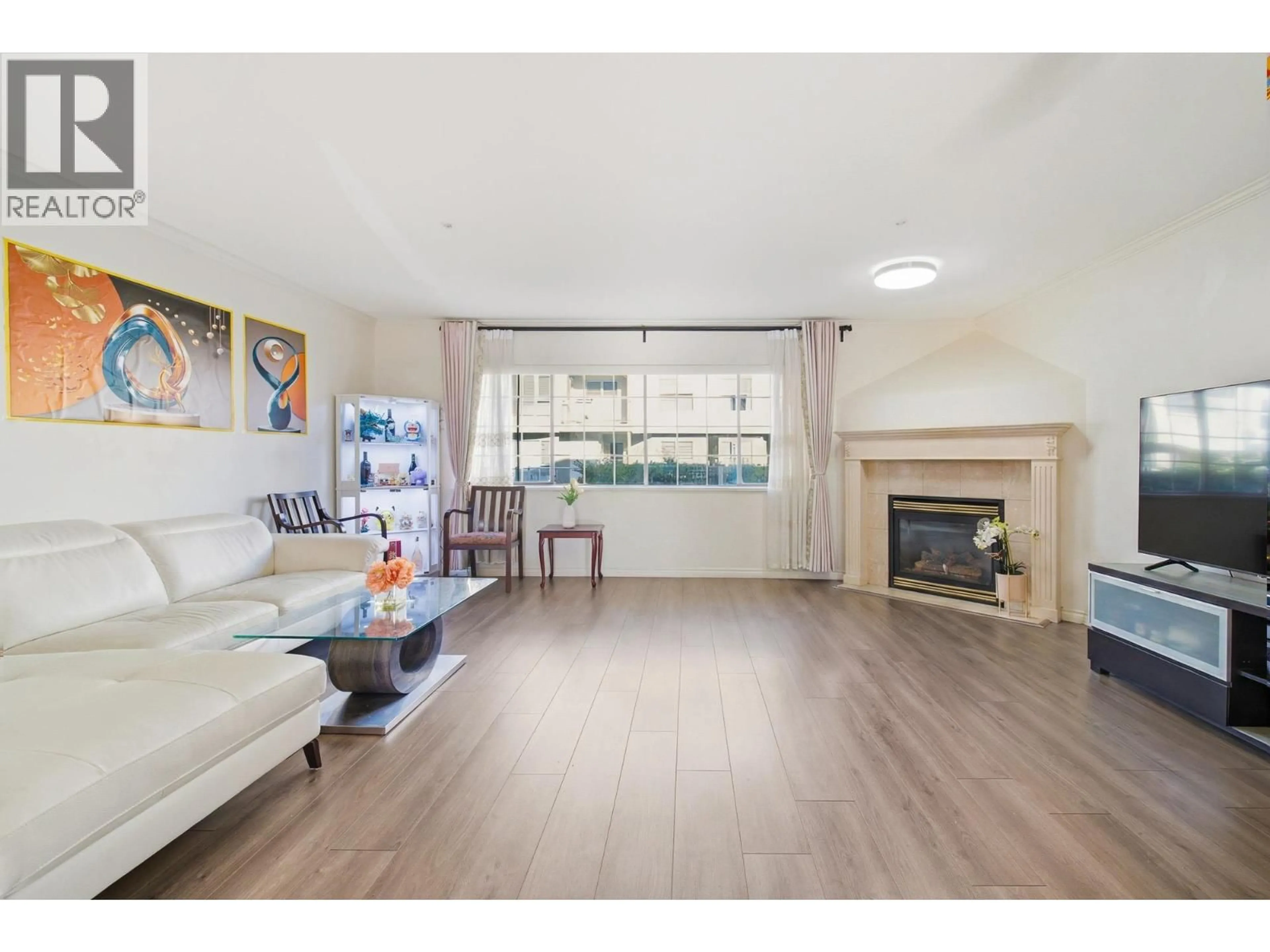 Living room with furniture, wood/laminate floor for 21 - 8591 BLUNDELL ROAD, Richmond British Columbia V6Y1K2