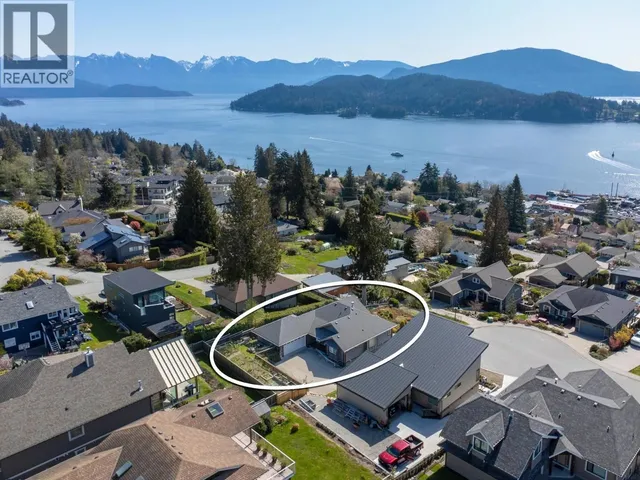 496 SPYGLASS PLACE, Gibsons 3