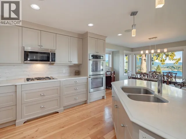 496 SPYGLASS PLACE, Gibsons 4