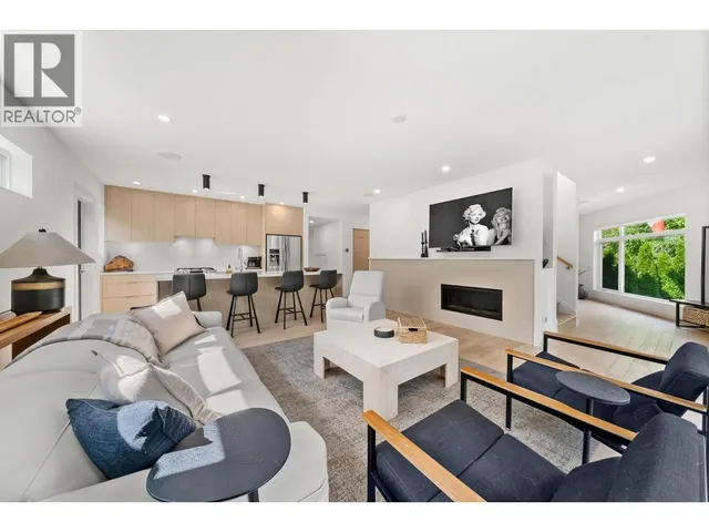 2025 MACKAY AVENUE, North Vancouver 2