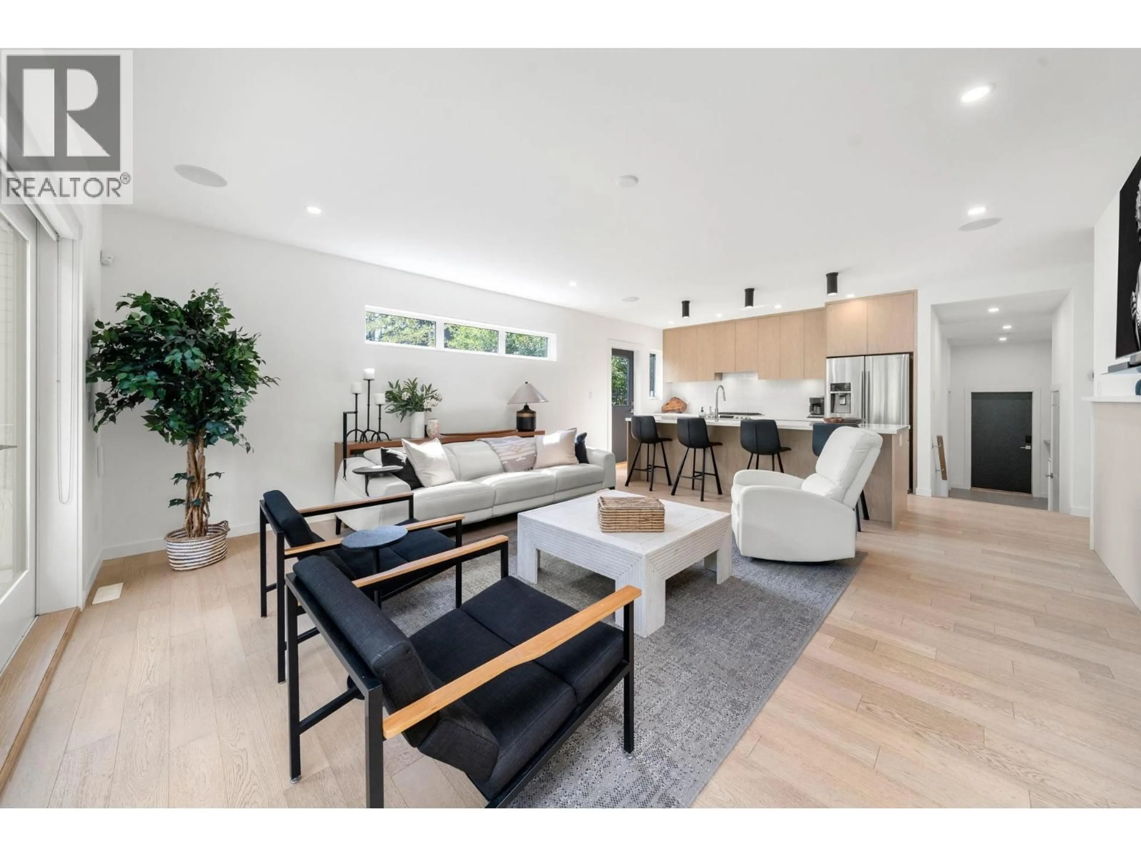 Living room with furniture, wood/laminate floor for 2025 MACKAY AVENUE, North Vancouver British Columbia V7P2M8