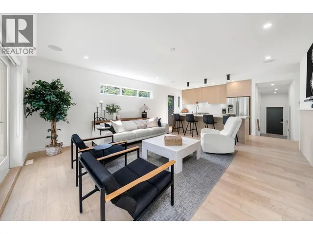 2025 MACKAY AVENUE, North Vancouver 3