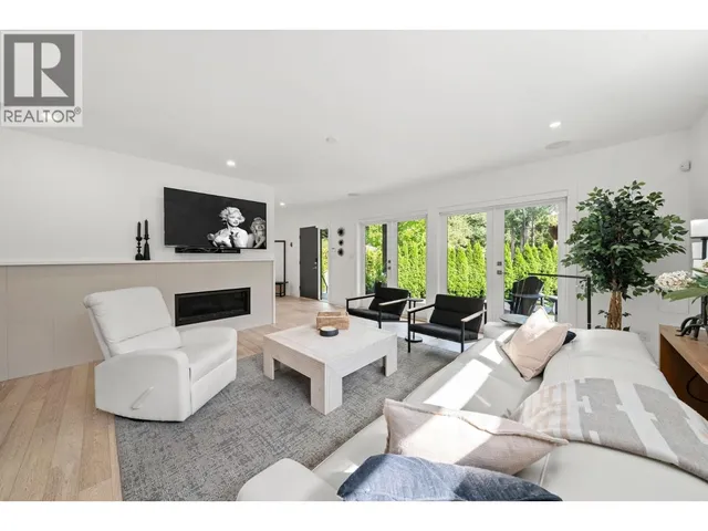 2025 MACKAY AVENUE, North Vancouver 5