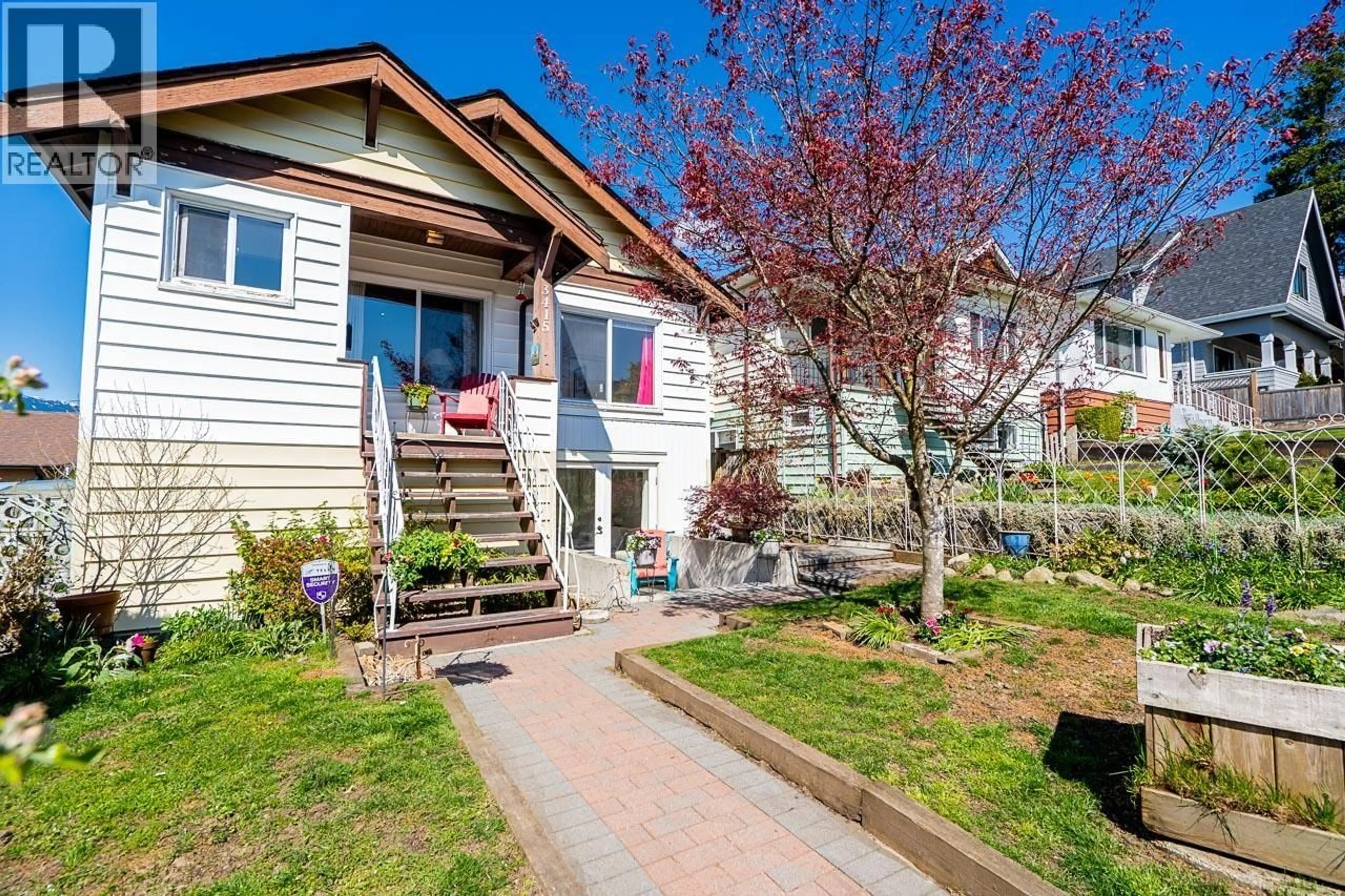 Patio, street for 3415 DUNDAS STREET, Vancouver British Columbia V5K1R9