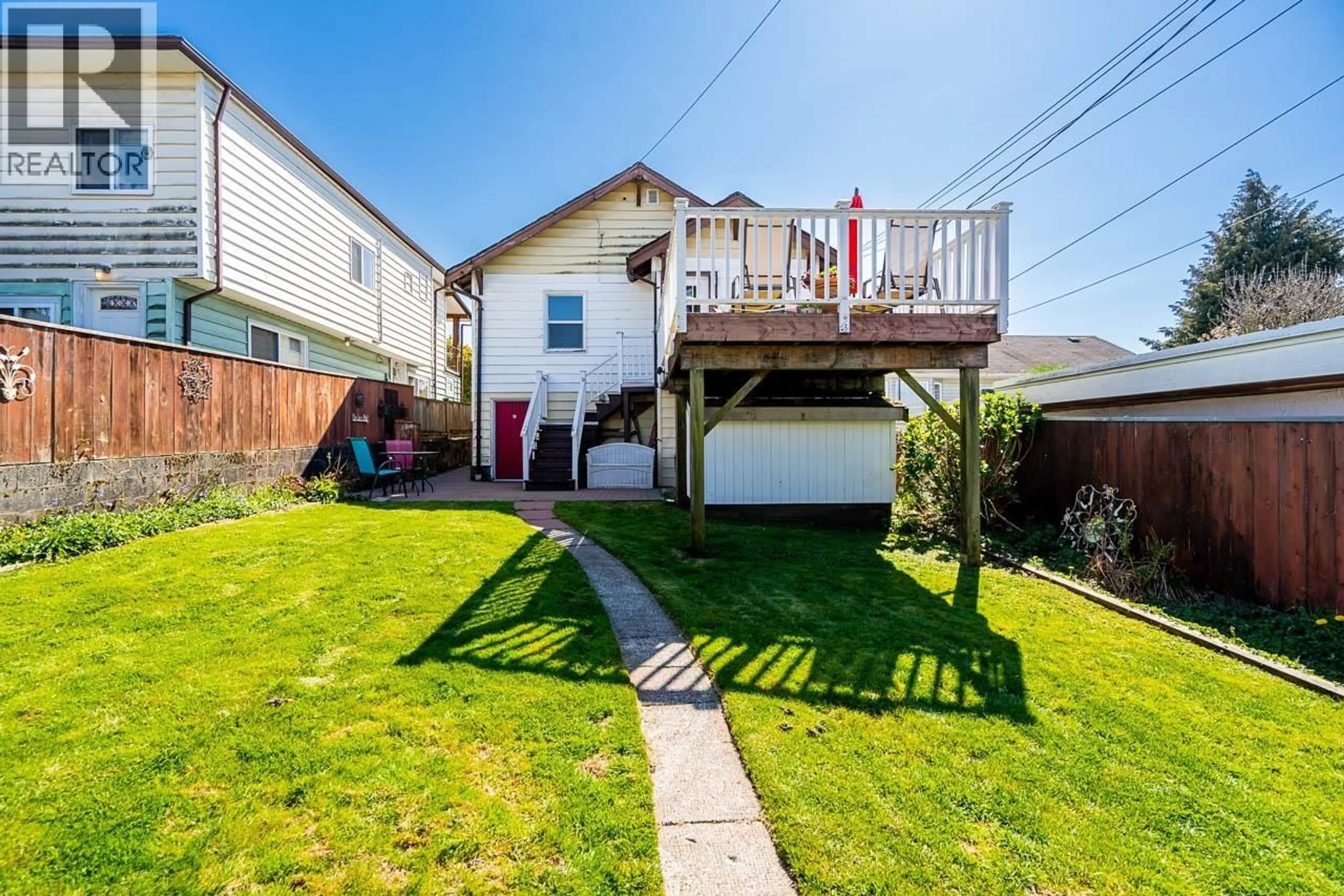 A pic from outside/outdoor area/front of a property/back of a property/a pic from drone, street for 3415 DUNDAS STREET, Vancouver British Columbia V5K1R9