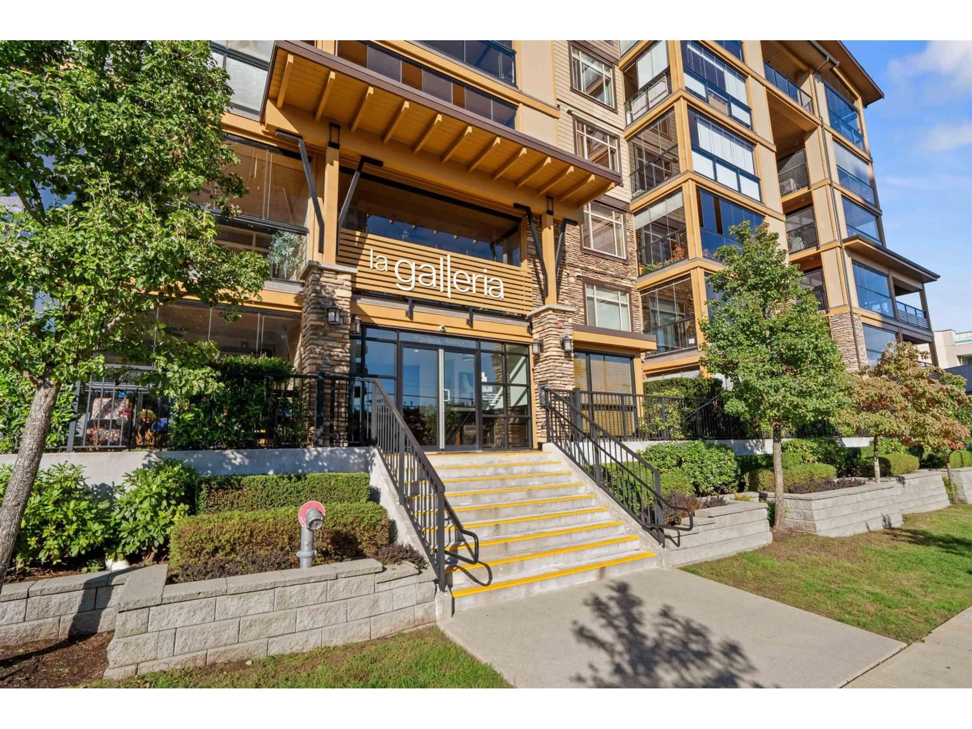 Indoor foyer for 208 - 2860 TRETHEWEY STREET, Abbotsford British Columbia V2T0G5