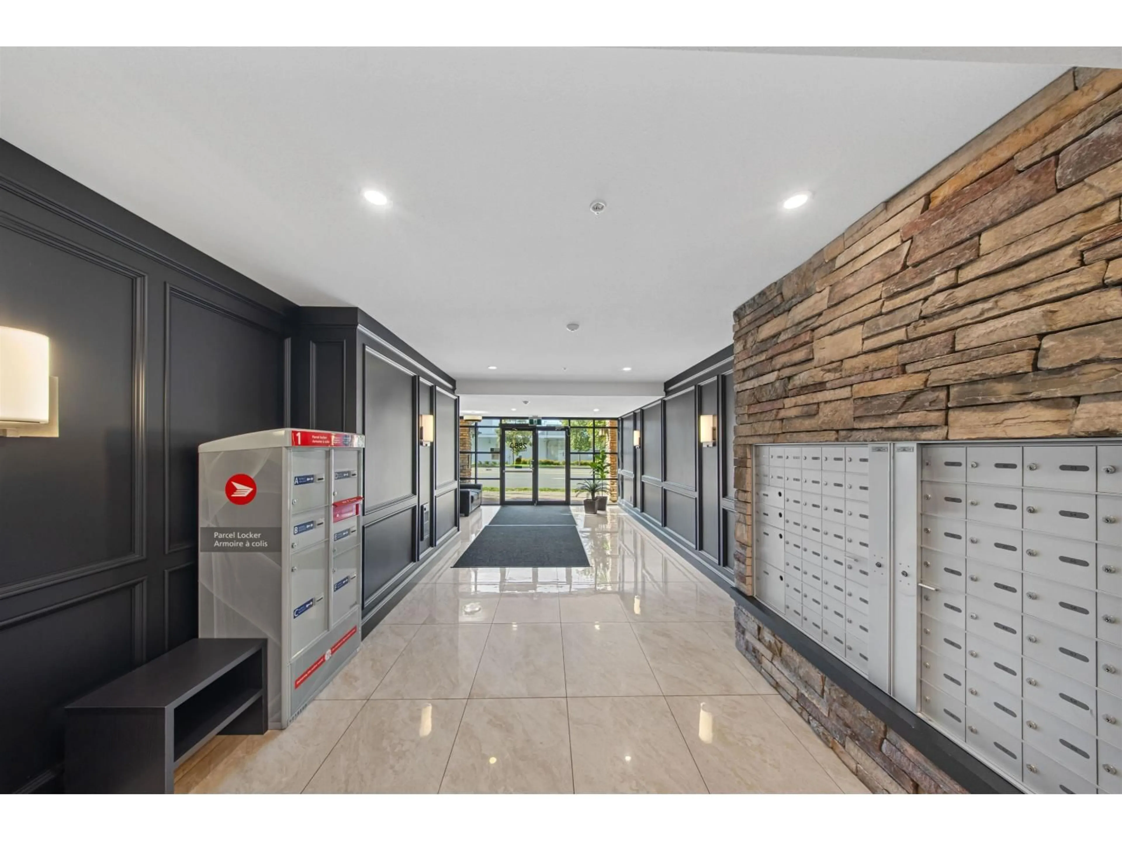 Indoor foyer for 208 - 2860 TRETHEWEY STREET, Abbotsford British Columbia V2T0G5