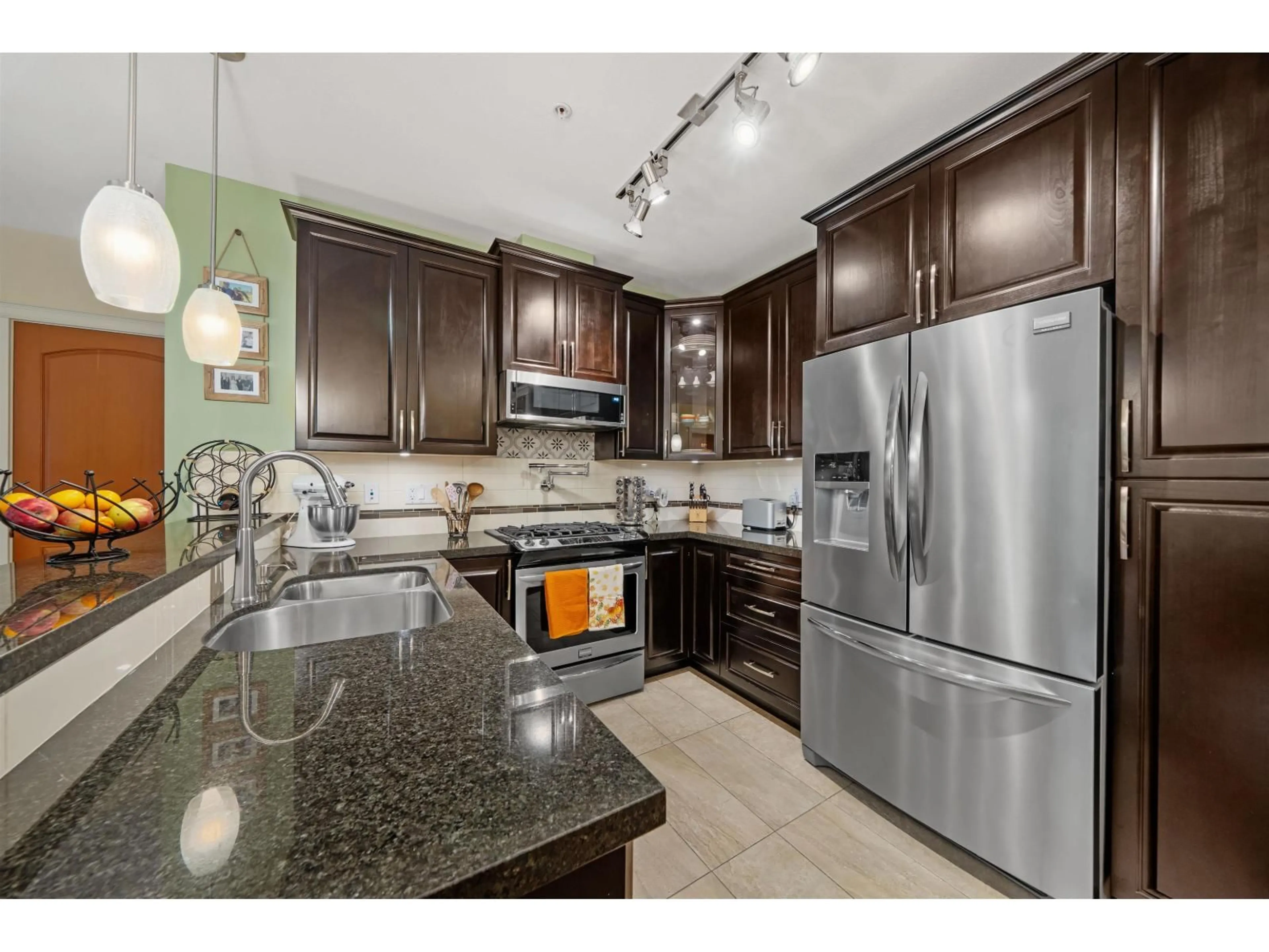 Open concept kitchen, ceramic/tile floor for 208 - 2860 TRETHEWEY STREET, Abbotsford British Columbia V2T0G5