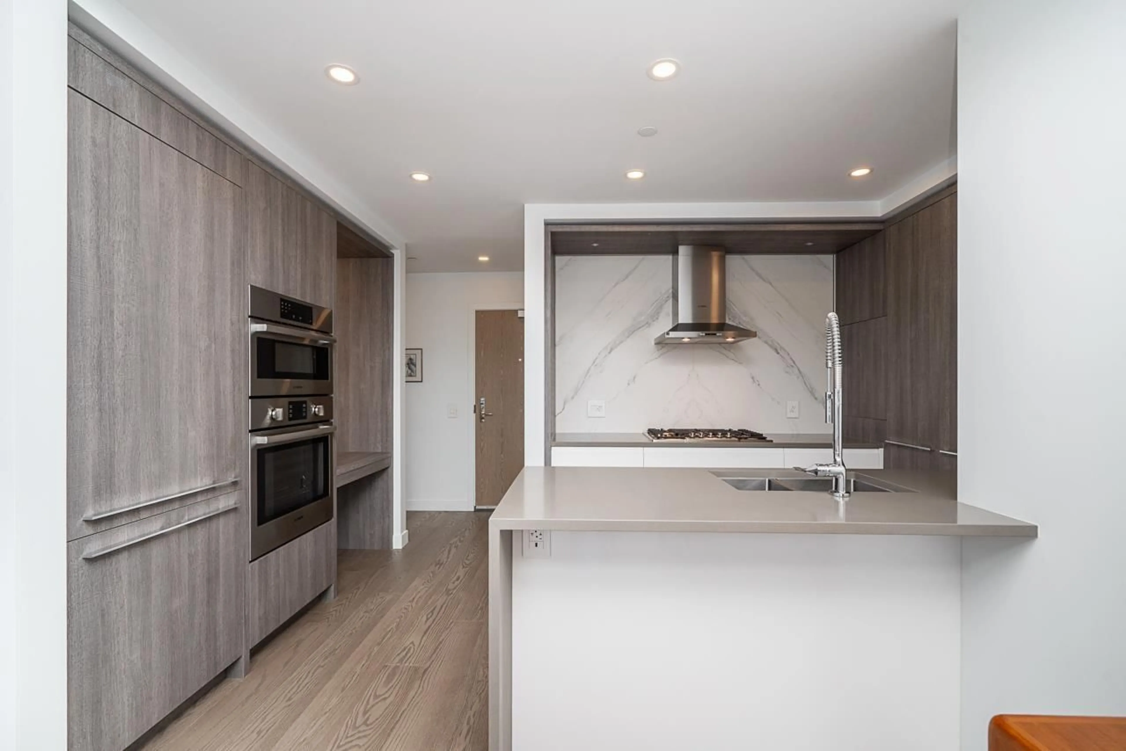 Contemporary kitchen, unknown for 901 - 1441 JOHNSTON ROAD, White Rock British Columbia V4B3Z4