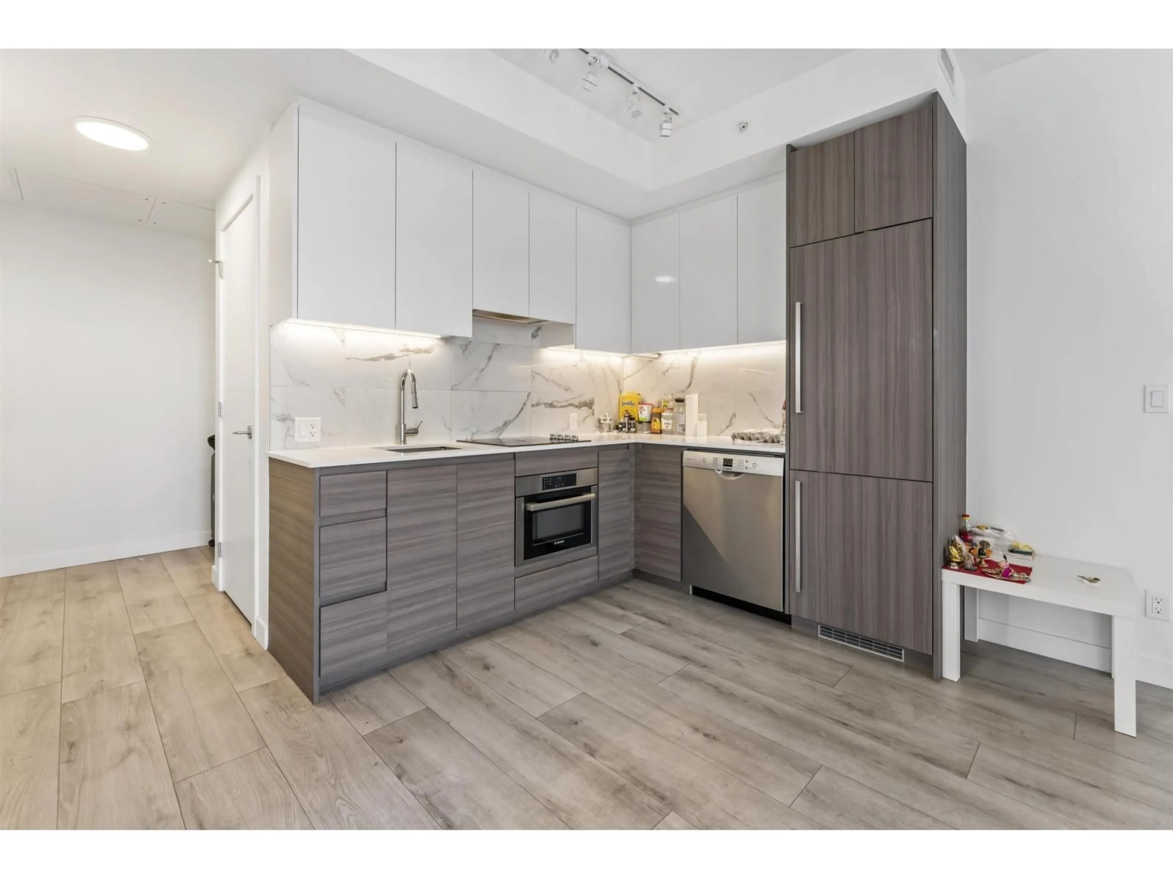 Open concept kitchen, wood/laminate floor for 1510 - 10626 CITY PARKWAY, Surrey British Columbia V3T0S3