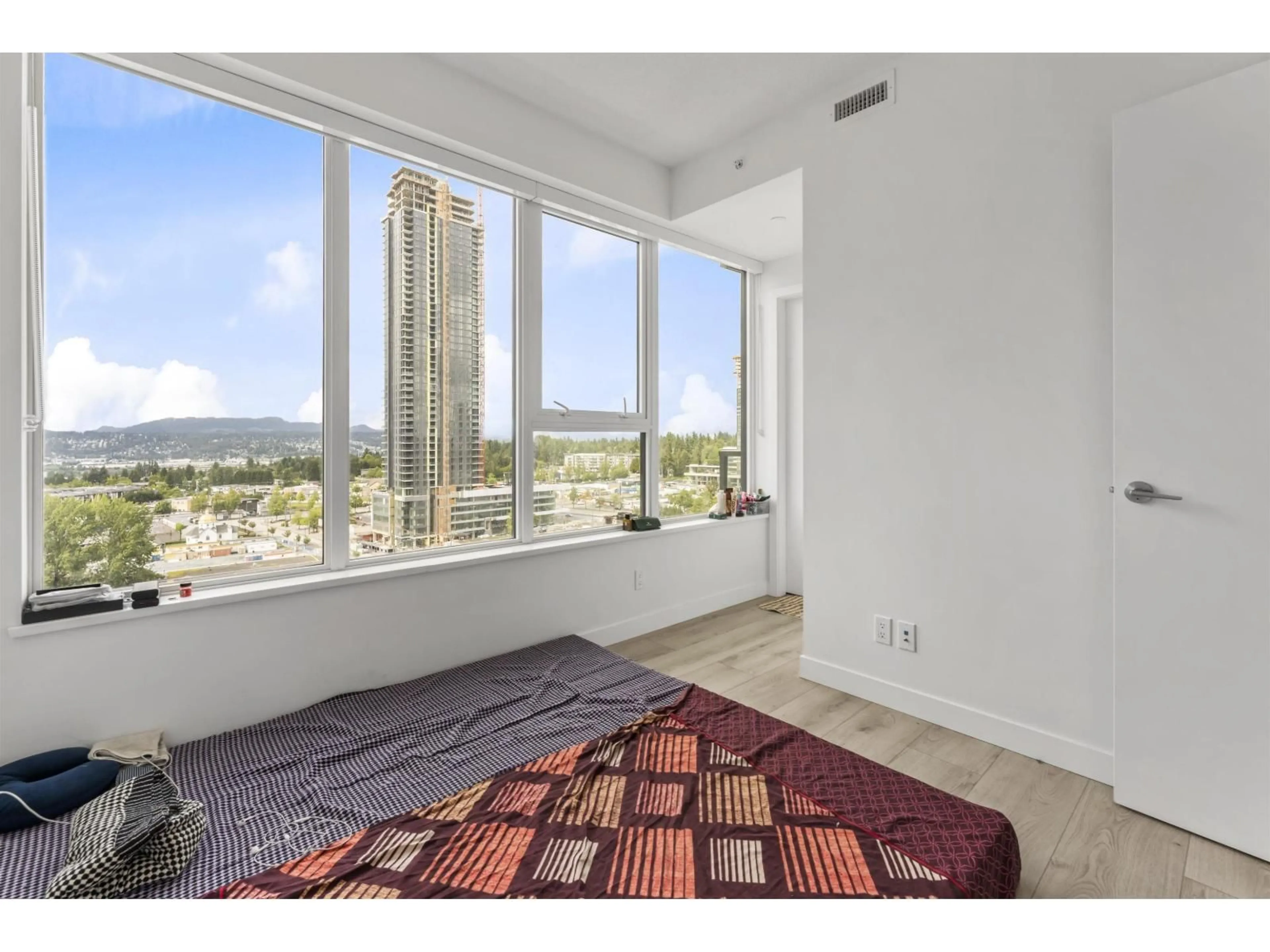 A pic of a room for 1510 - 10626 CITY PARKWAY, Surrey British Columbia V3T0S3