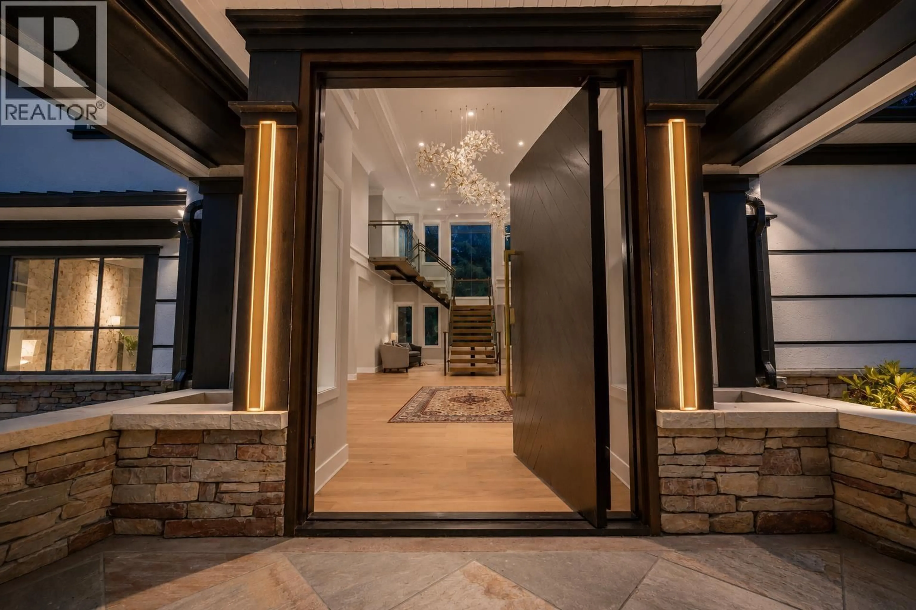 Indoor foyer for 1404 CHARLOTTE CRESCENT, Anmore British Columbia V3H4W5