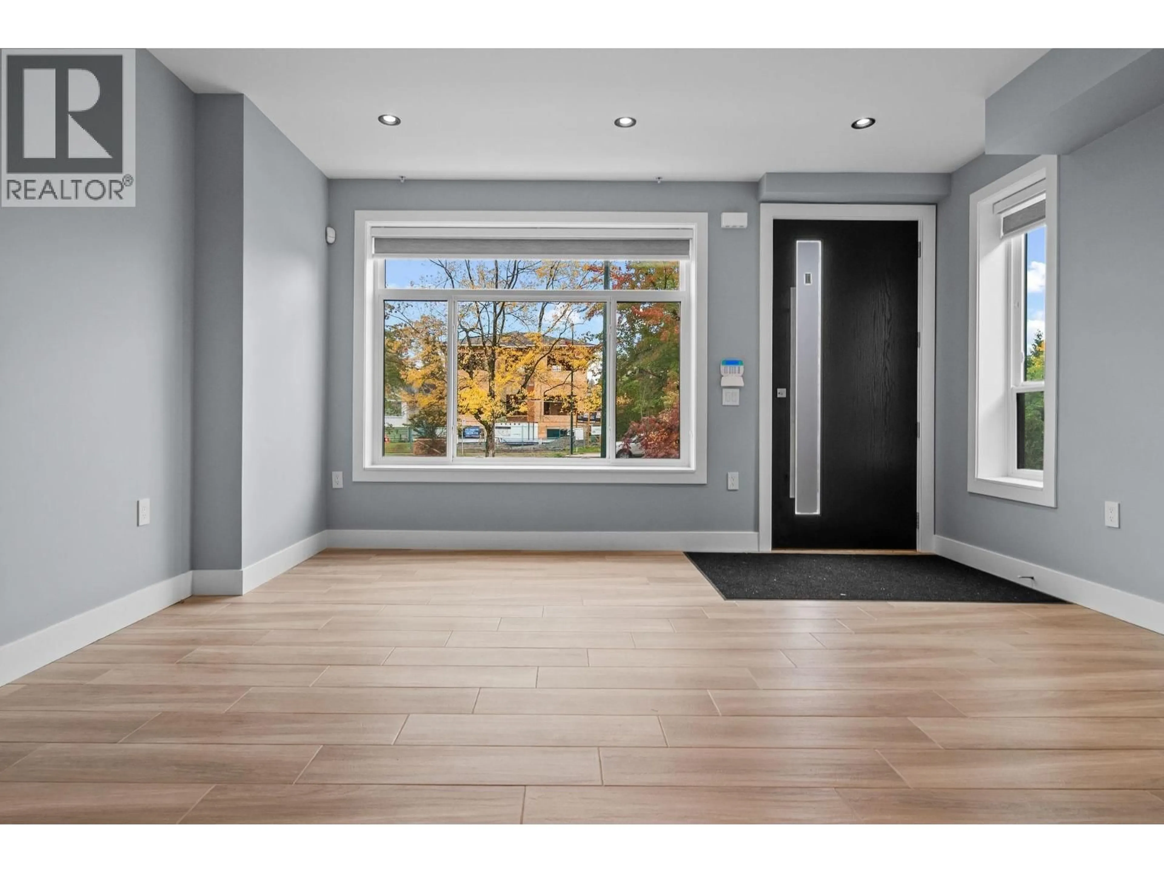Indoor entryway for 1 - 2557 KING EDWARD STREET, Vancouver British Columbia V6L1T5