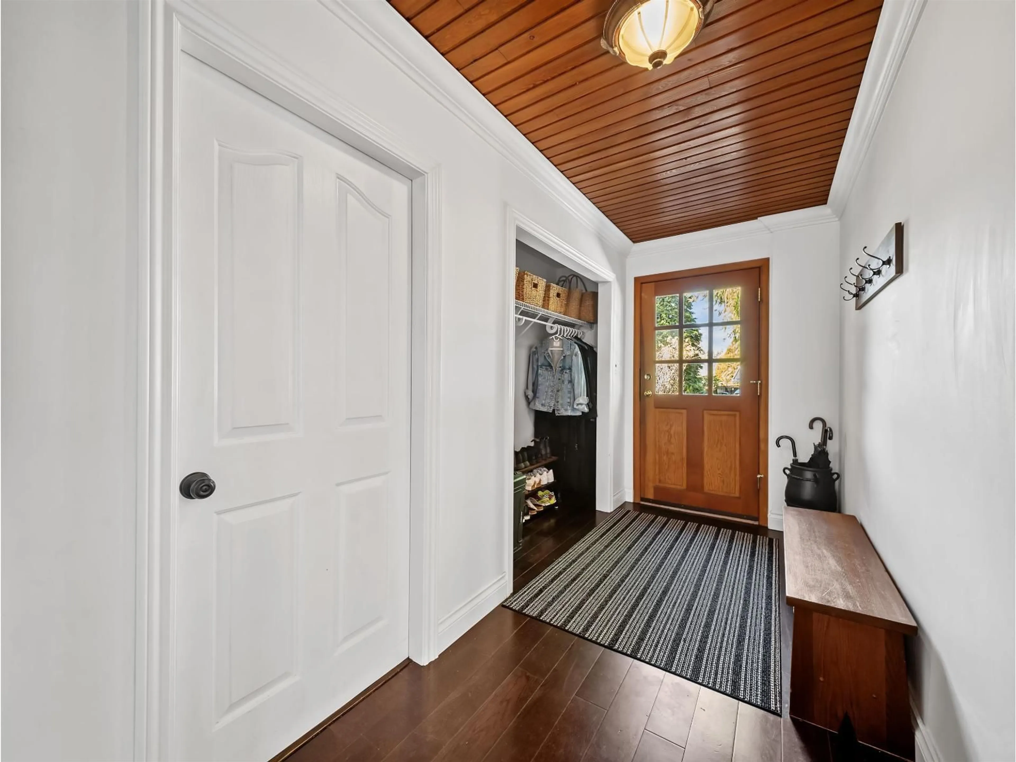 Indoor entryway for 20068 42 AVENUE, Langley British Columbia V3A3A5