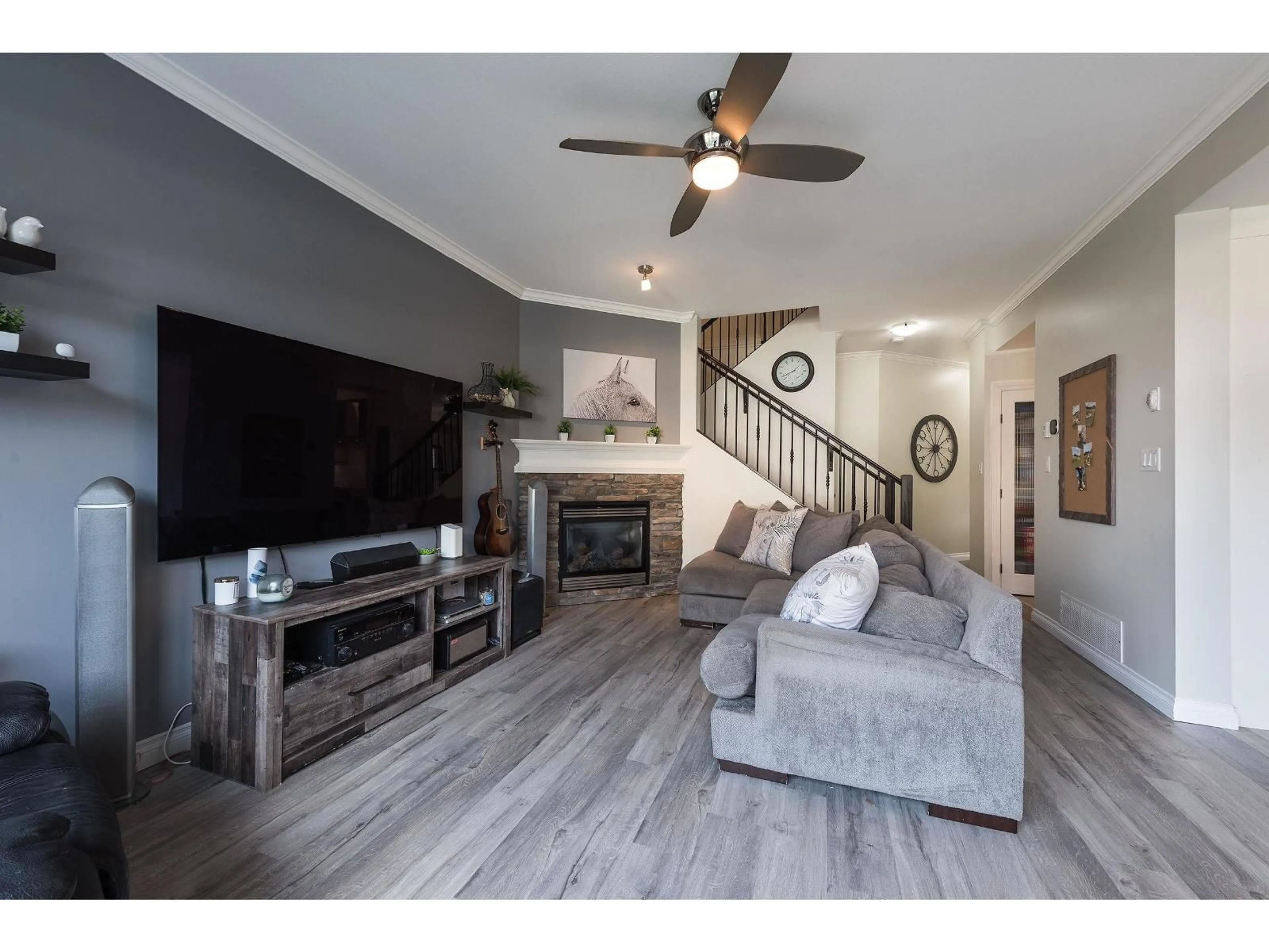 Living room with furniture, wood/laminate floor for 38 - 6577 SOUTHDOWNE PLACE, Chilliwack British Columbia V2R0H4
