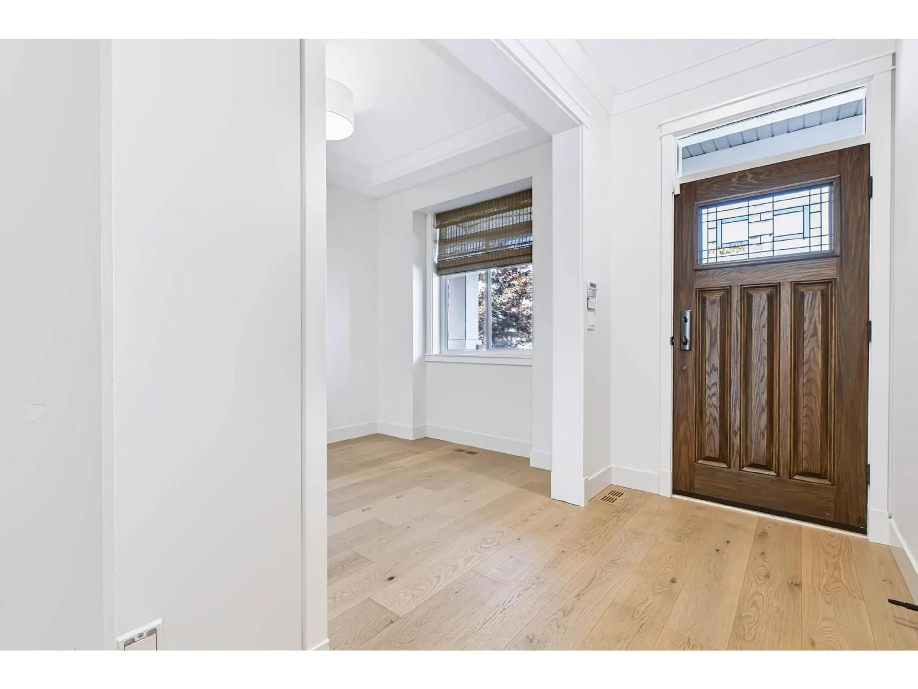 Indoor entryway for 17294 0B AVENUE, Surrey British Columbia V3Z8L2