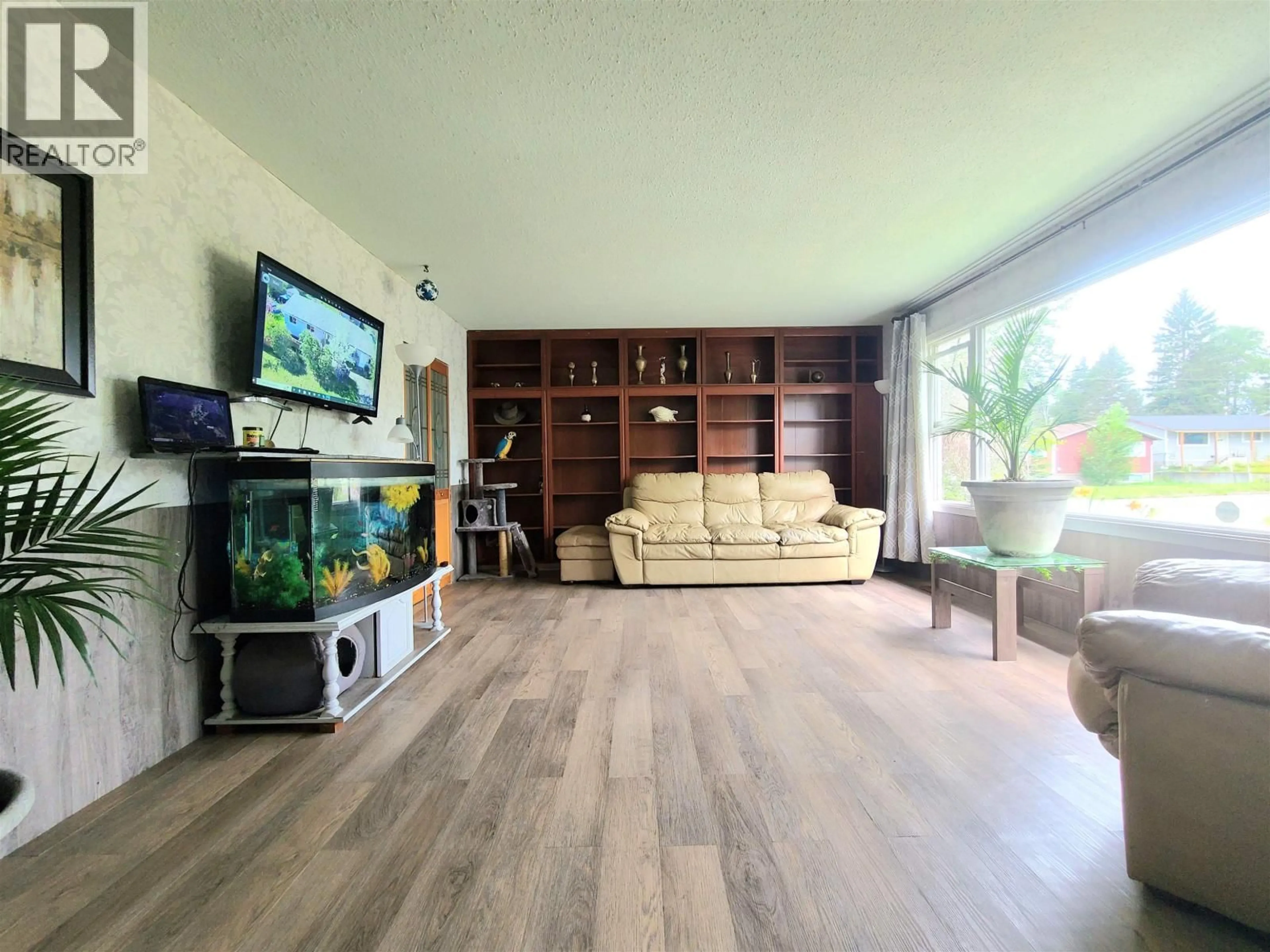Living room with furniture, wood/laminate floor for 1385 MILBURN AVENUE, Prince George British Columbia V2L4E9