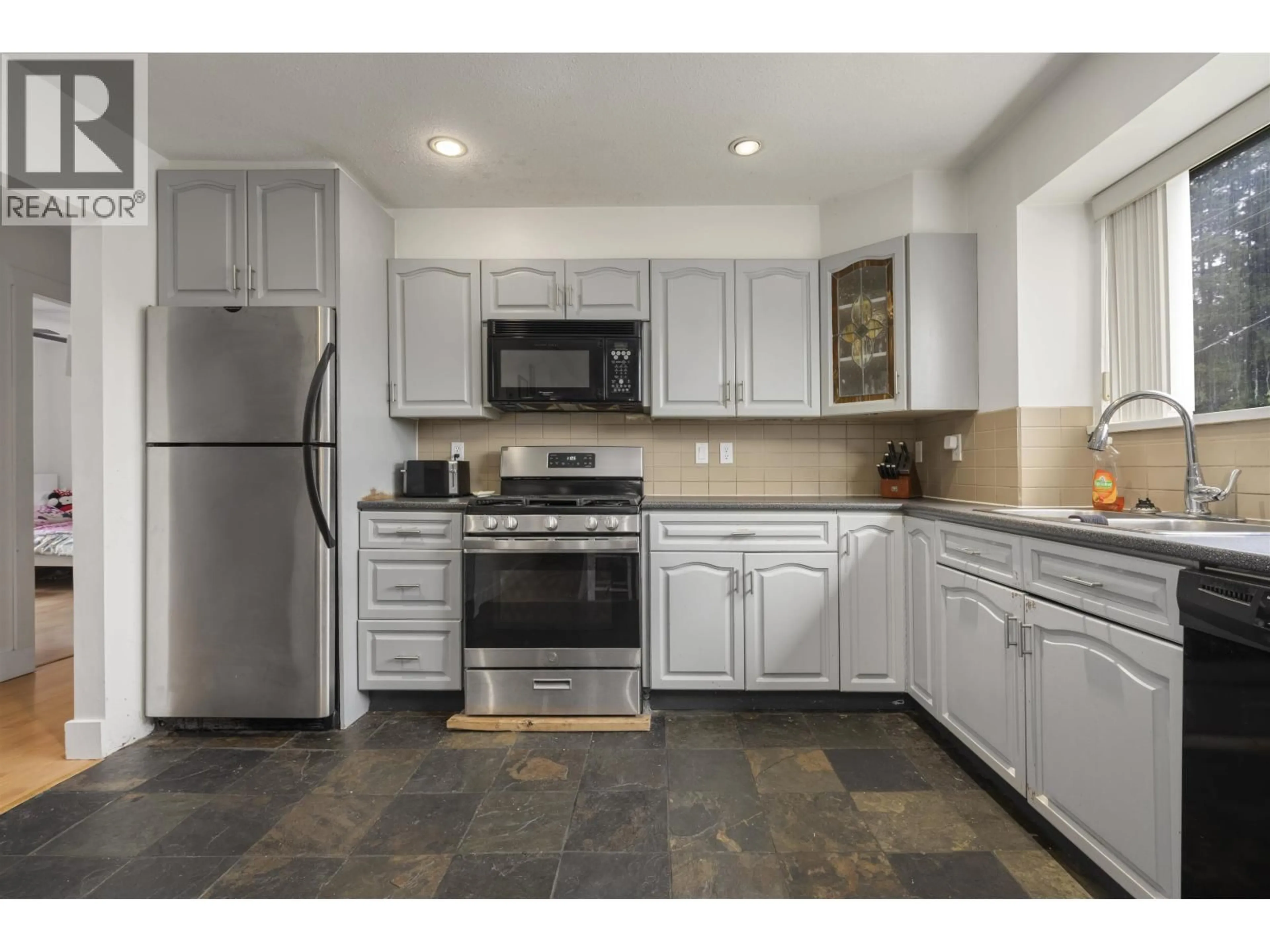 Standard kitchen, ceramic/tile floor for 12116 LAITY STREET, Maple Ridge British Columbia V2X5A8