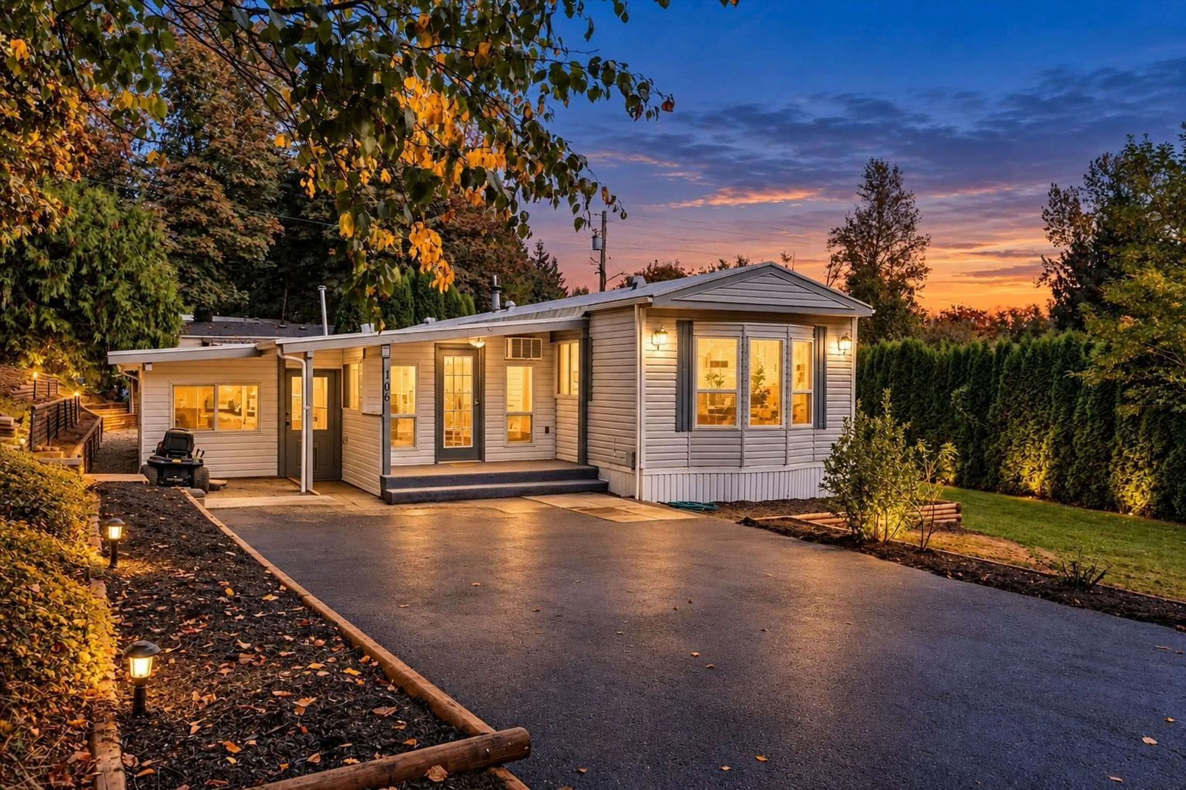 Home with vinyl exterior material, street for 106 - 43201 LOUGHEED HIGHWAY, Mission British Columbia V0M1G0