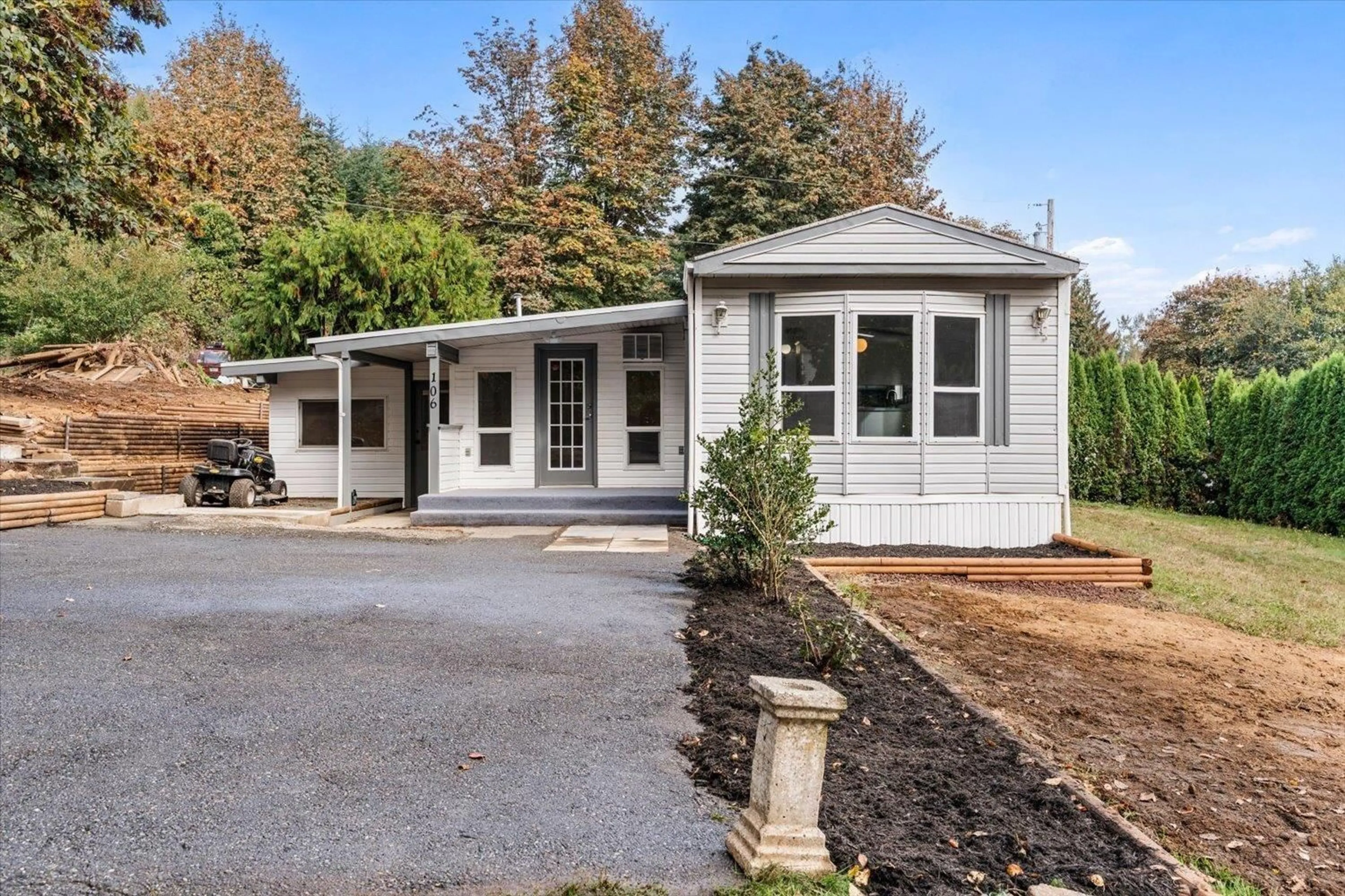 Home with vinyl exterior material, street for 106 - 43201 LOUGHEED HIGHWAY, Mission British Columbia V0M1G0