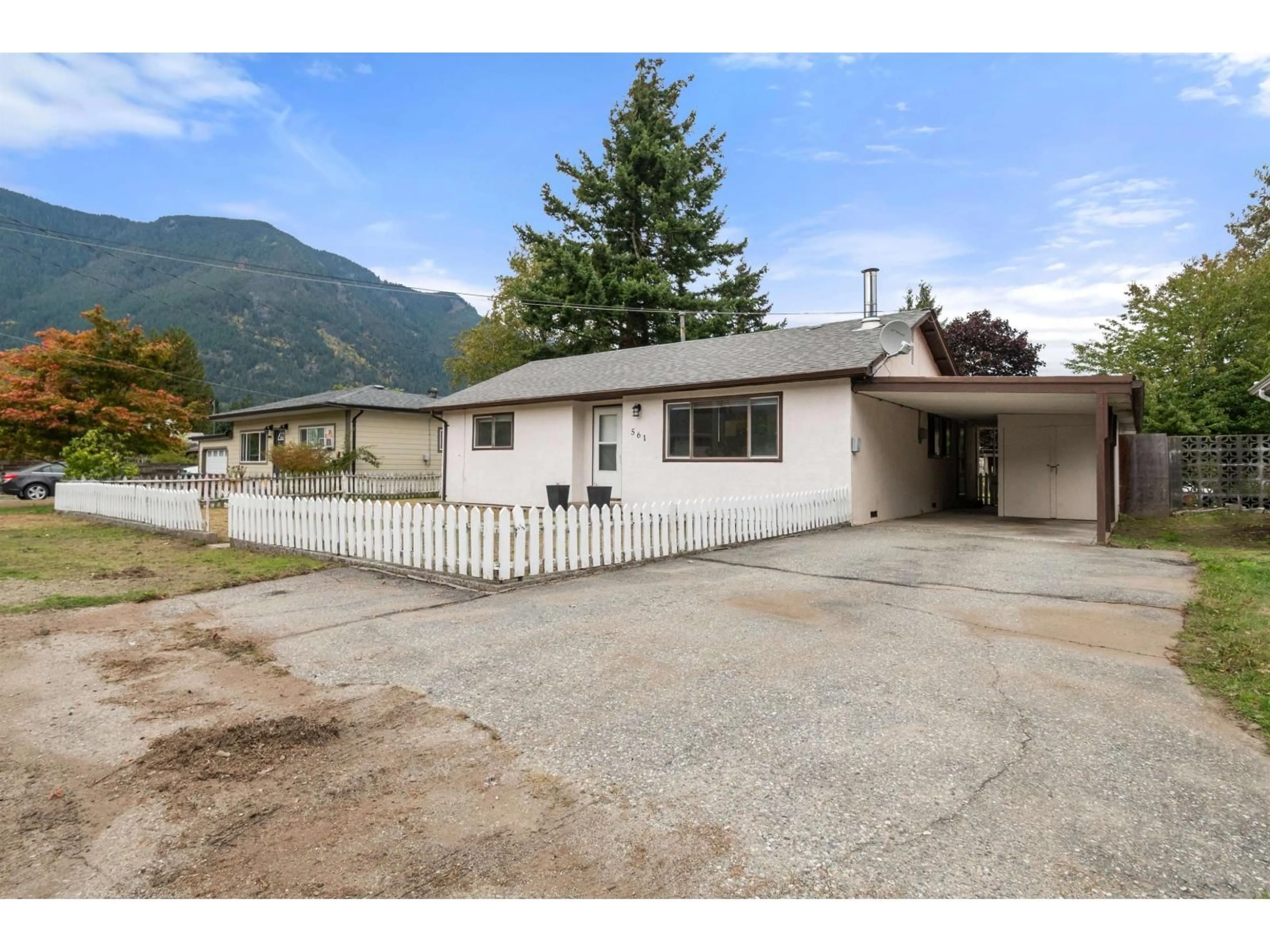 A pic from outside/outdoor area/front of a property/back of a property/a pic from drone, mountain view for 561 THACKER AVENUE, Hope British Columbia V0X1L0