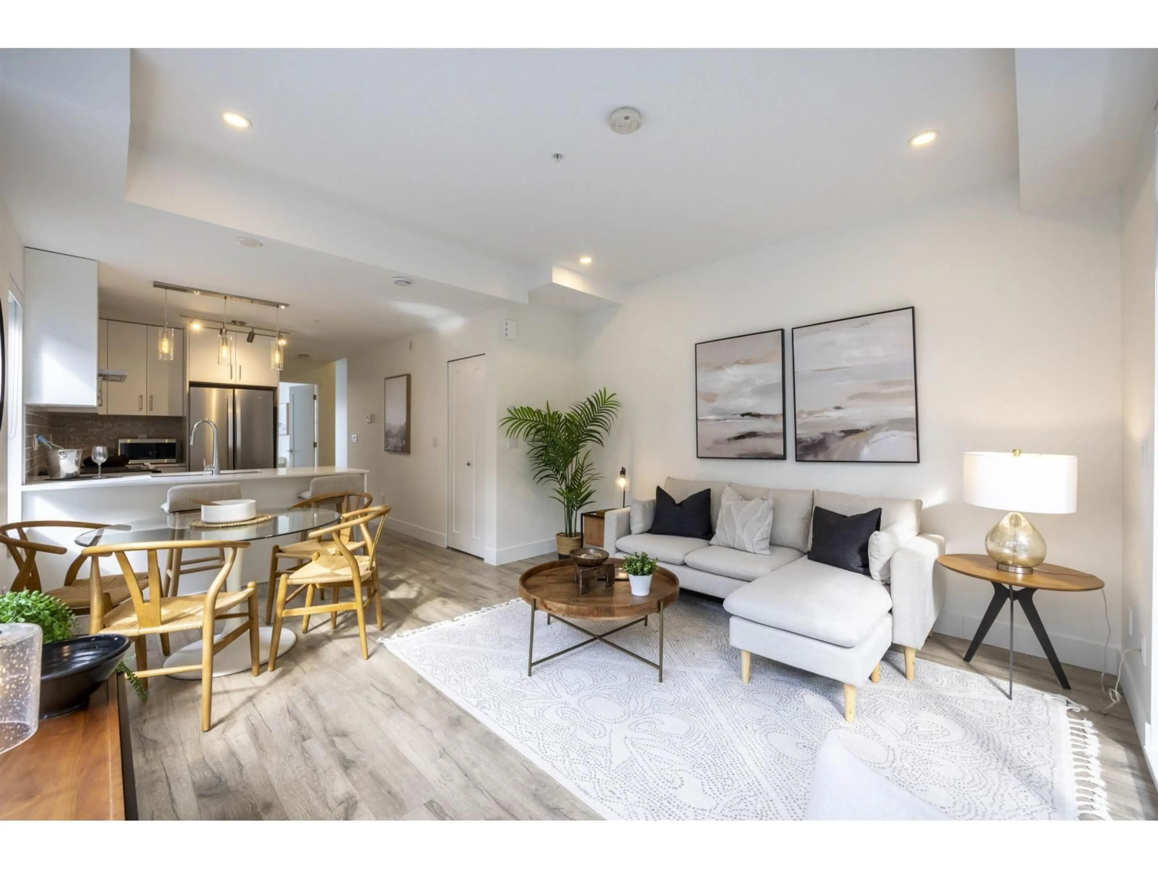 Living room with furniture, unknown for 32 - 6328 KING GEORGE BOULEVARD, Surrey British Columbia V3X0L4
