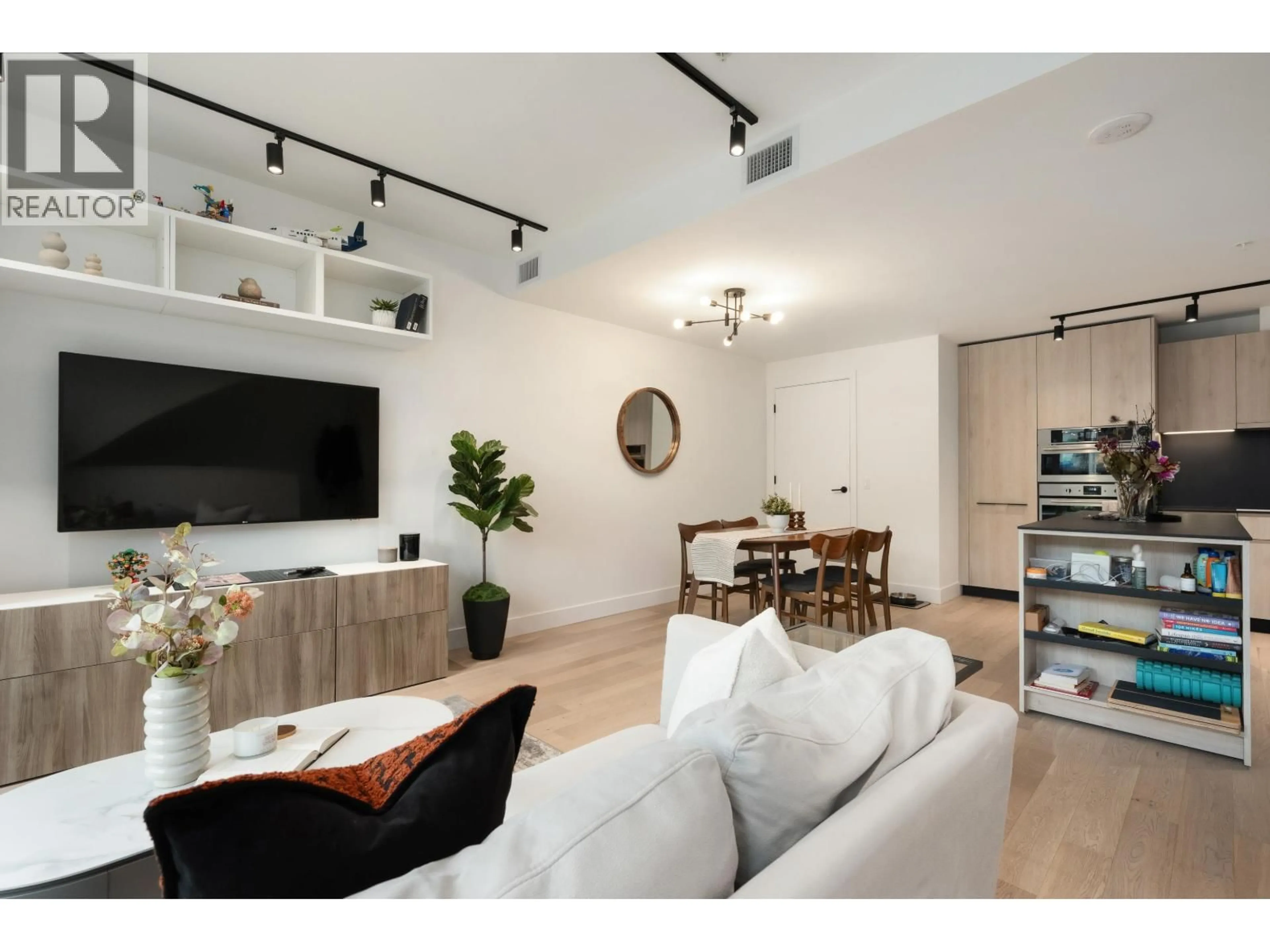 Living room with furniture, wood/laminate floor for 3984 DUMFRIES STREET, Vancouver British Columbia V5N0J1